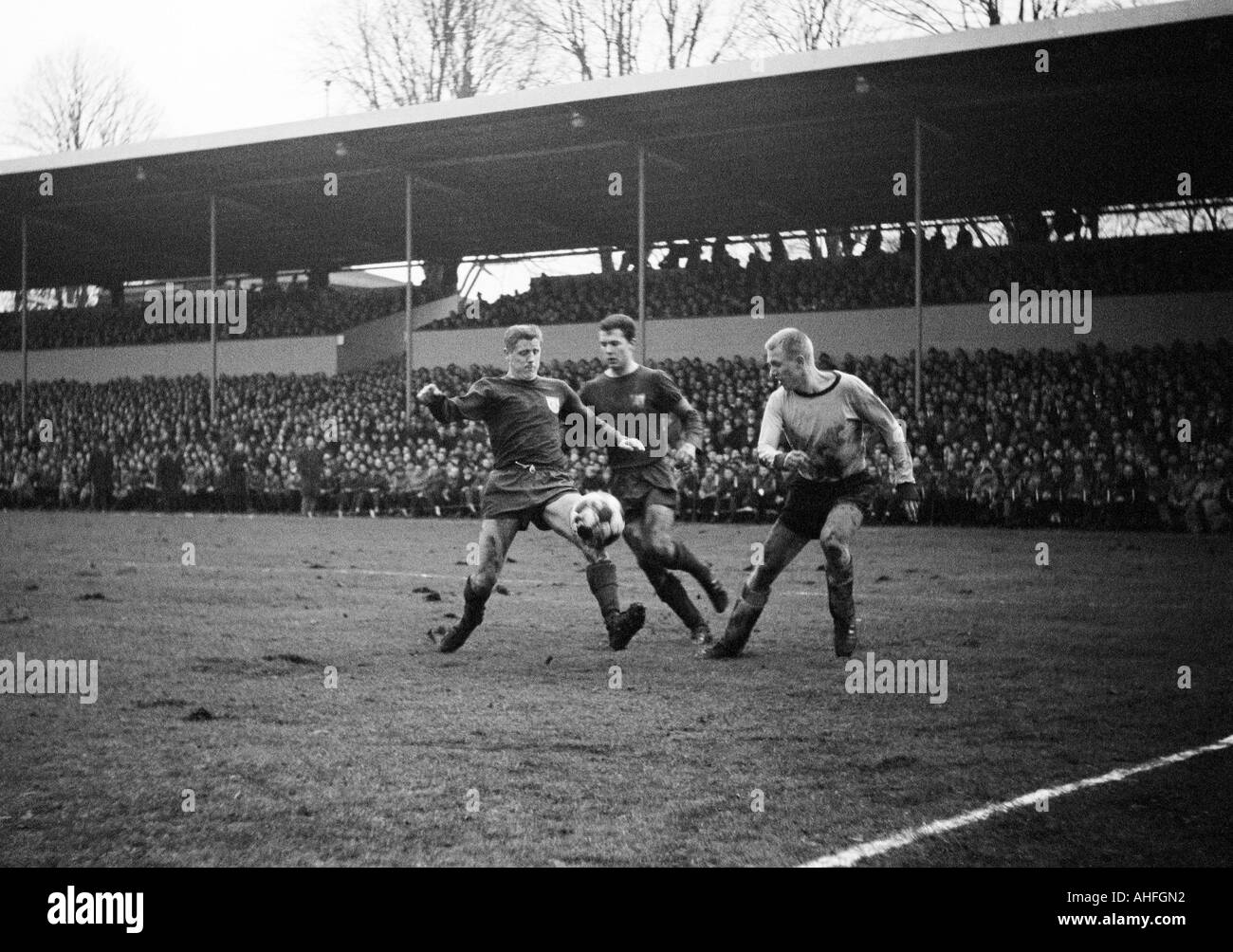 Calcio, Bundesliga, 1965/1966, Borussia Dortmund contro FC Bayern Muenchen 3:0, Stadio Rote Erde, scena del match, f.l.t.r. Karl Borutta (FCB), Franz Beckenbauer (FCB), Siegfried detenute (BVB) Foto Stock