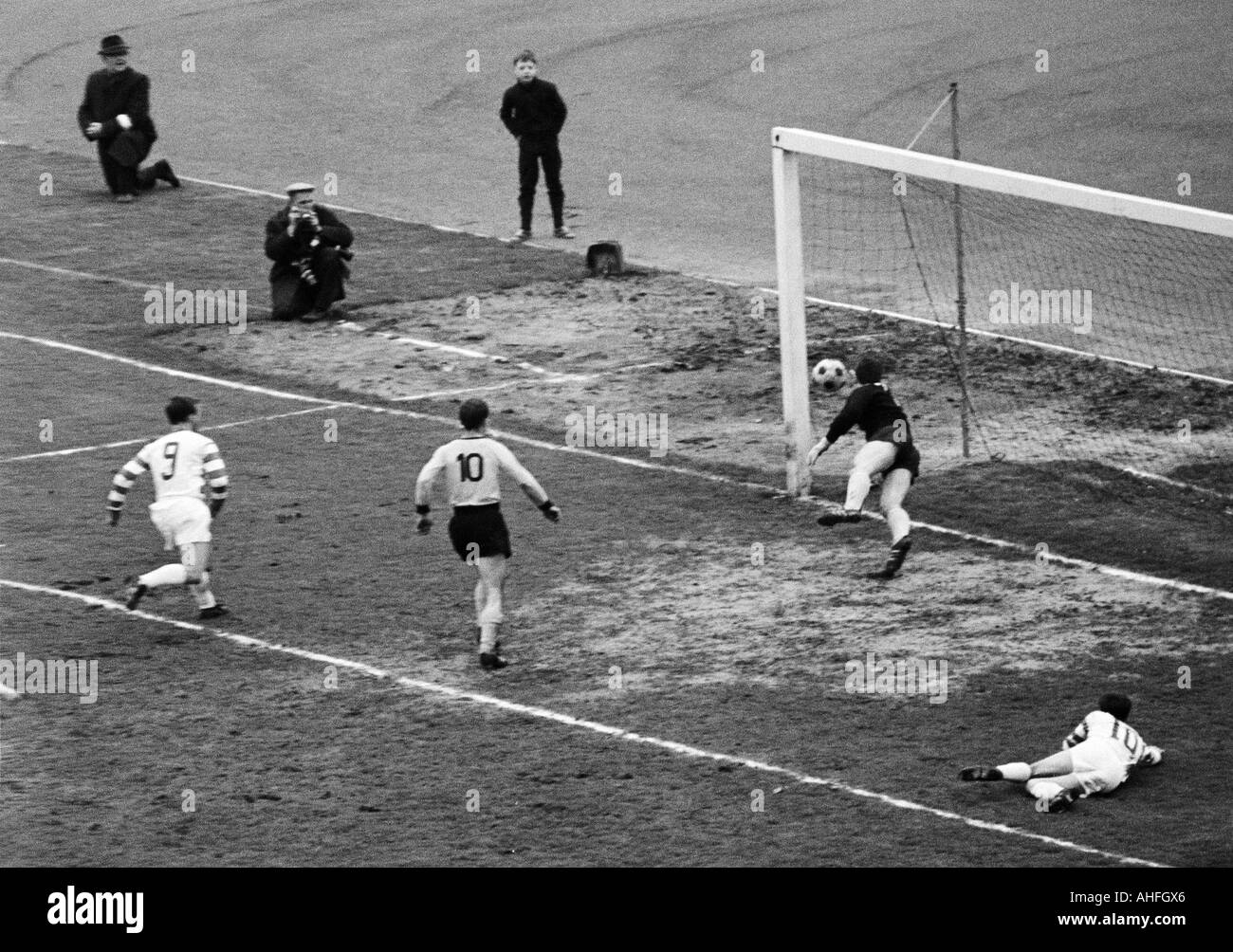 Calcio, Bundesliga, 1965/1966, Wedau Stadium di Duisburg, Meidericher SV versus Borussia Dortmund 2:1, scena del match, 1:0 obiettivo per MSV, f.l.t.r. Carl Heinz Ruehl (MSV), Wilhelm Sturm (BVB), il custode Hans Tilkowski (BVB), marcatore Werner Lotz (MSV, Foto Stock