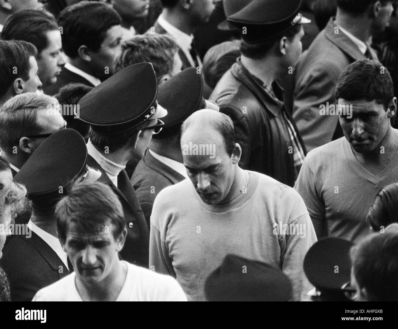 Calcio, Bundesliga, 1965/1966, Rote Erde Stadium di Dortmund, Borussia Dortmund contro 1. FC Colonia 3:2, i giocatori di calcio lasciando il passo attraverso una corsia di visitatori, f.l.t.r. Hennes Loehr (Koeln), il custode Fritz Ewert (Koeln), Rudolf Assauer (BVB) Foto Stock