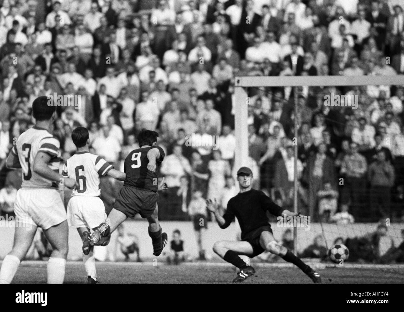 Calcio, Bundesliga, 1965/1966, Wedau Stadium di Duisburg, Meidericher SV rispetto a FC Bayern Monaco 1:1, scena del match, f.l.t.r. Johann Sabath (MSV), Michael Bella (MSV), Gerd Mueller (FCB), il custode Manfred Manglitz (MSV) Foto Stock