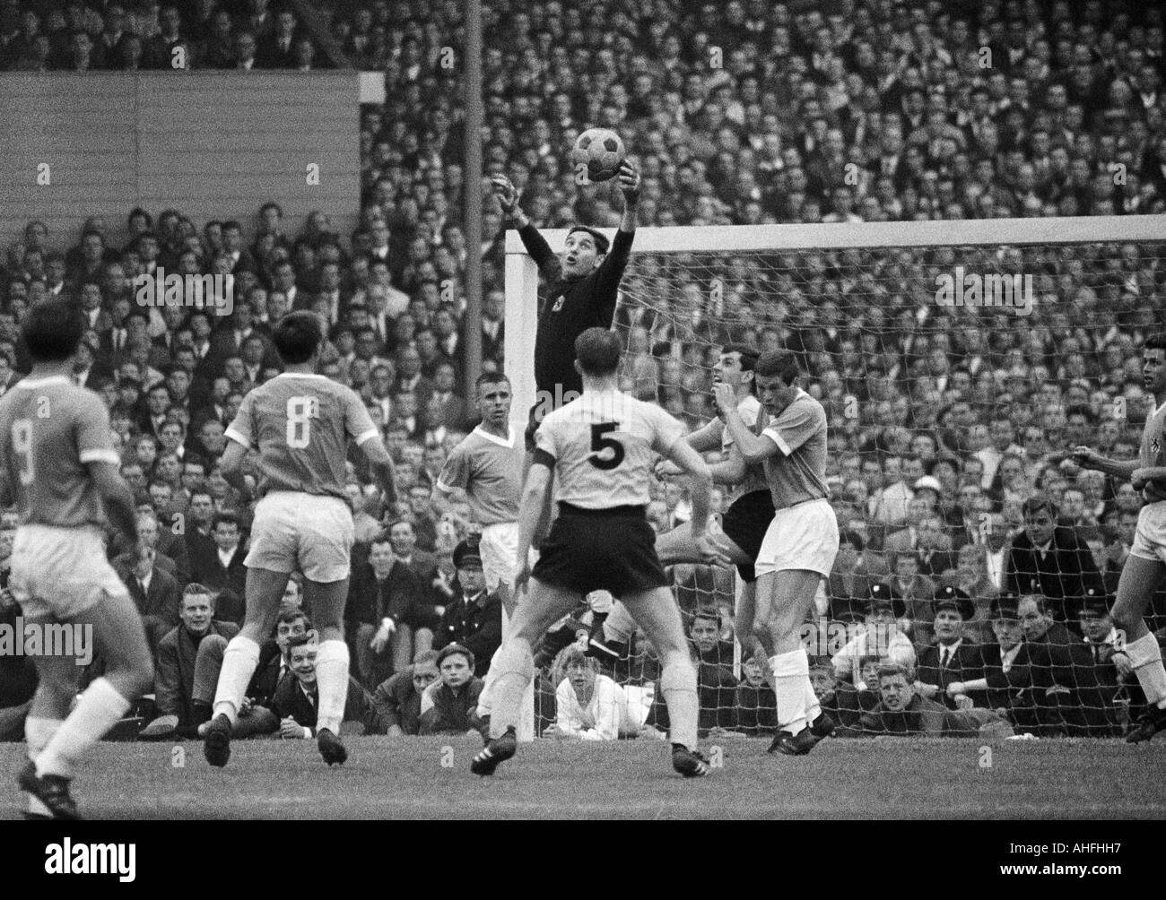 Calcio, Bundesliga, 1965/1966, Borussia Dortmund versus TSV Monaco 1860 0:2, Rote Erde Stadium, scena del match, f.l.t.r. Rudolf Brunnenmeier (1860), Hans Rebele (1860), Friedhelm Konietzka (1860), il custode Petar Radenkovic (1860), Wolfgang Paul (BVB, Foto Stock