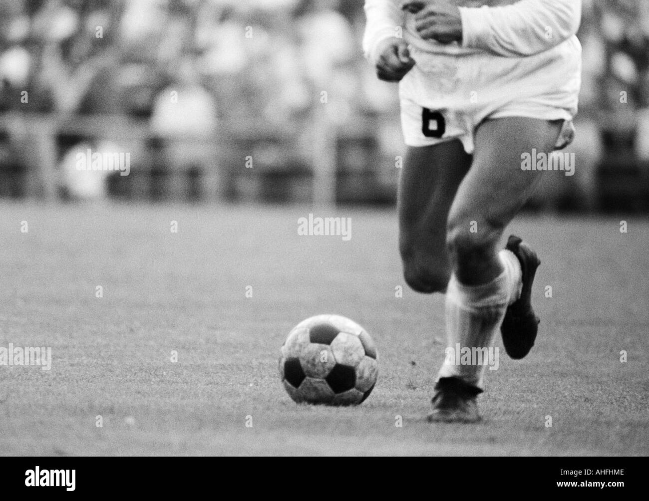 Calcio, Bundesliga, 1966/1967, FC Schalke 04 contro il Borussia Moenchengladbach 0:0, Stadio Glueckaufkampfbahn a Gelsenkirchen, scena del match, Gladbach giocatore in possesso palla, gambe Foto Stock