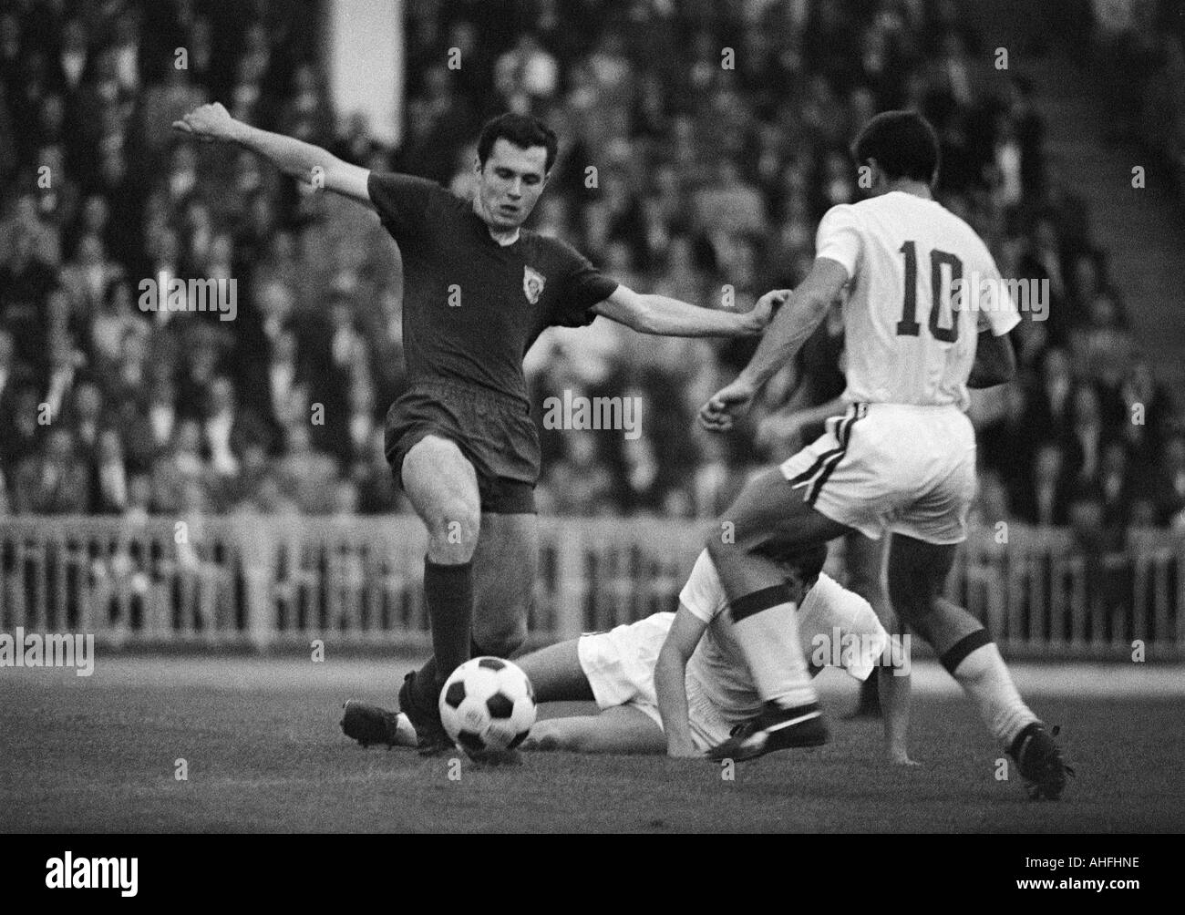 Calcio, Bundesliga, 1966/1967, Fortuna Duesseldorf rispetto a FC Bayern Monaco 0:0, Reno Stadium Duesseldorf, scena del match, sinistra Franz Beckenbauer (FCB), destra Juergen Schult (Ddorf, 10) Foto Stock
