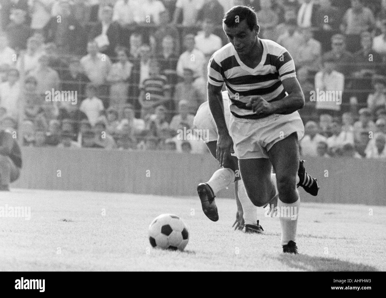 Calcio, Bundesliga, 1966/1967, Stadium dell'Gruenwalder Street a Monaco di Baviera, TSV 1860 Monaco di Baviera versus MSV Duisburg 3:3, scena del match, Johann Sabath (MSV) in possesso palla Foto Stock