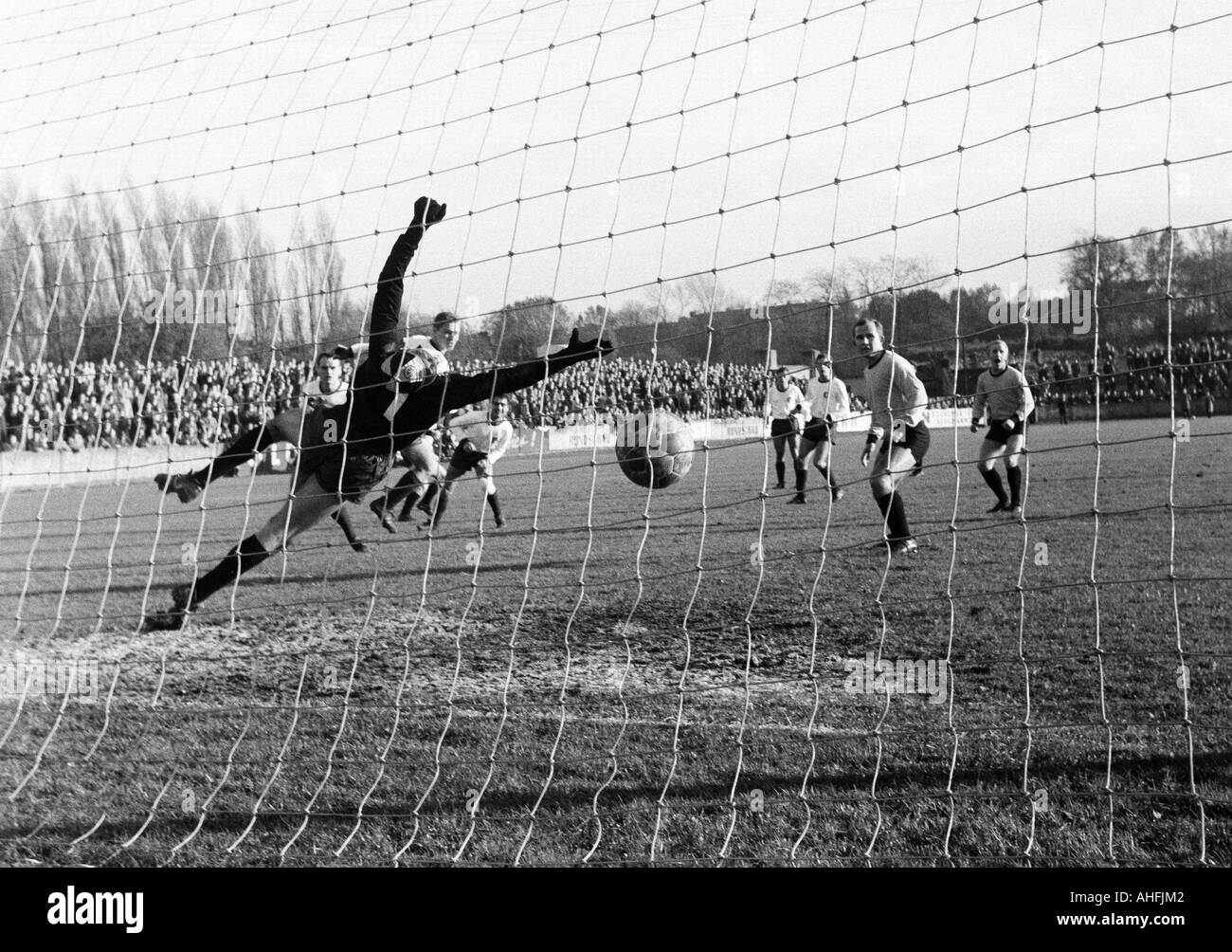 Calcio, Regionalliga Ovest, 1966/1967, Eintracht Gelsenkirchen contro Sportfreunde Hamborn 07 1:2, Sued Stadium di Gelsenkirchen, scena del match, Franz Wolny (Hamborn) punteggi di sinistra il 0:1 goal, custode Juergen Rynio (gel) è chanceless, a destra la Hambor Foto Stock