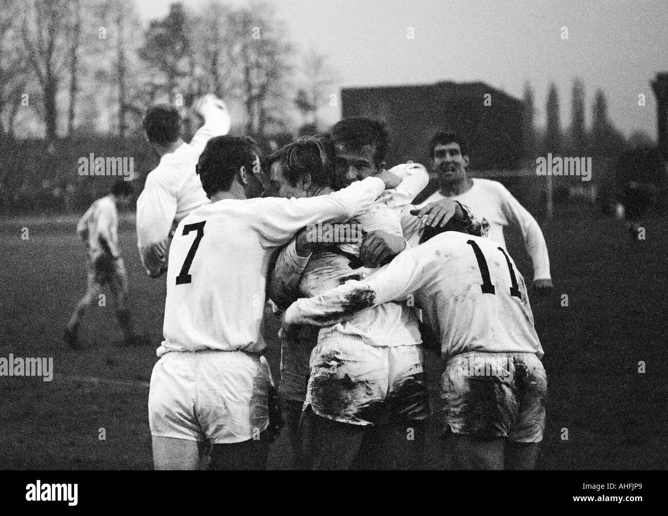 Calcio, Bundesliga, 1966/1967, Muengersdorfer Stadium di Colonia, 1. FC Colonia contro il Borussia Moenchengladbach 1:2, Gladbach giocatori esultanza al 1:2 goal vincente, f.l.t.r. Herbert Wimmer (7), marcatore Guenter Netzer, Jupp Heynckes, Bernd Rupp Foto Stock