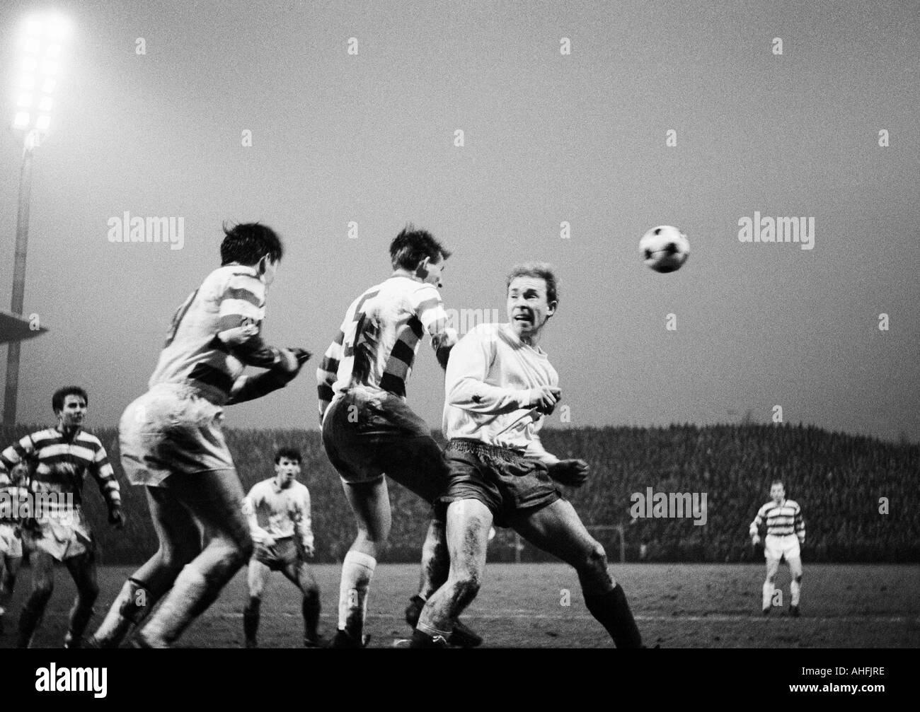 Calcio, Bundesliga, 1966/1967, Boekelberg Stadium, Borussia Moenchengladbach versus MSV Duisburg 3:3, scena del match, f.l.t.r. Detlef Pirsig (MSV), Heinz van Haaren (MSV), Gerhard Elfert (MG), Manfred Mueller (MSV), Bernd Rupp (MG), Werner Kraemer ( Foto Stock