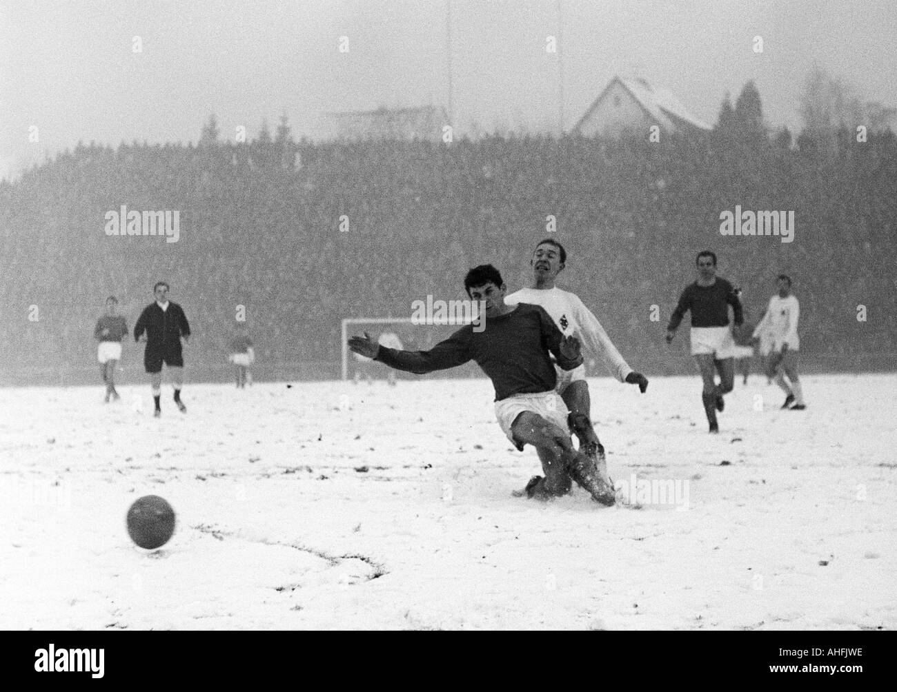 Calcio, Bundesliga, 1966/1967, Boekelberg Stadium, Borussia Moenchengladbach contro FC Schalke 04 11:0, obiettivo fest di Moenchengladbach sul terreno della neve, Scena del match, duello tra Klaus Senger (Schalke, a sinistra) e Bernd Rupp (MG), giusto dietro di Alfred Foto Stock