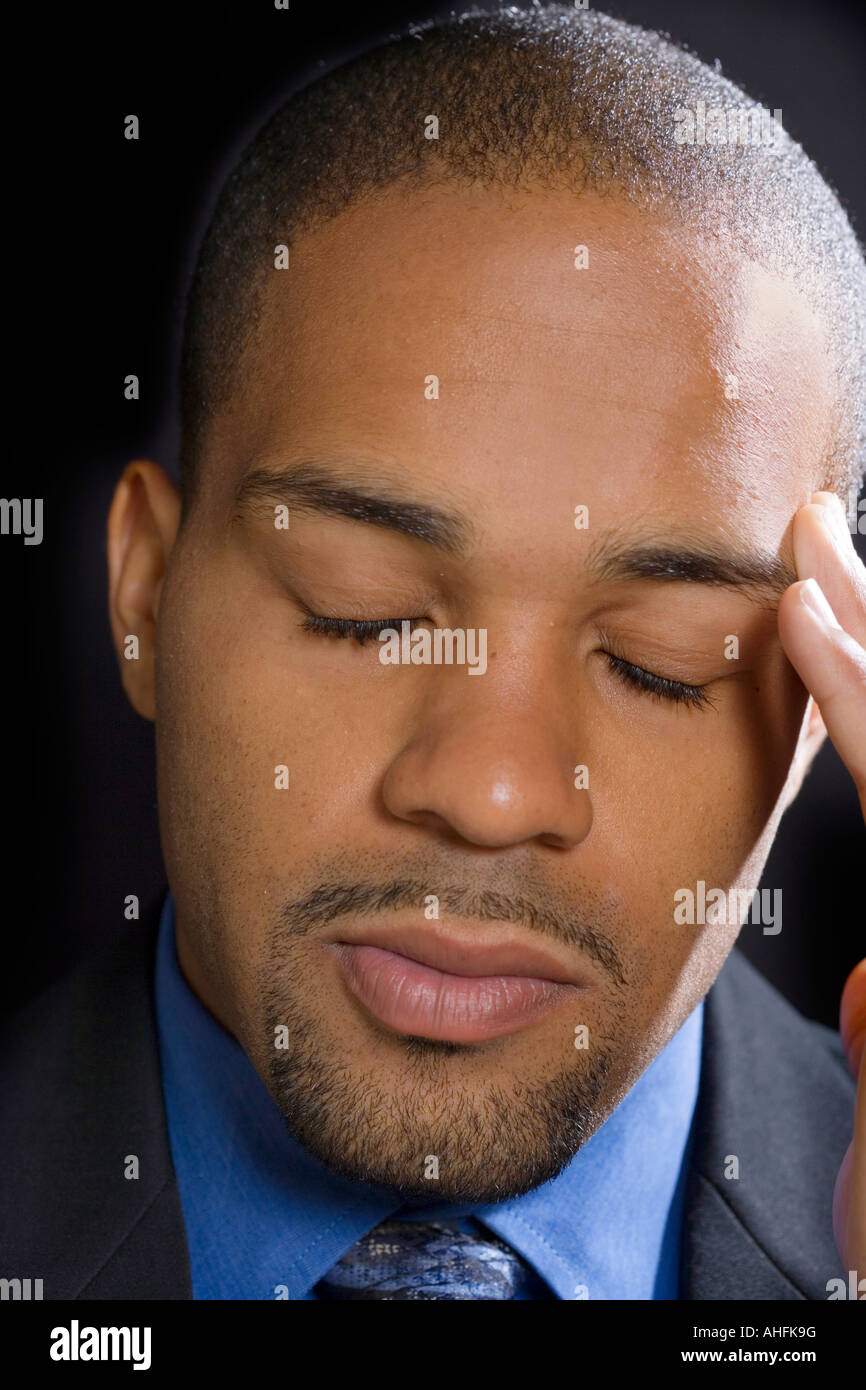Adulto Uomo nero con mal di testa o dolore di stress Foto Stock