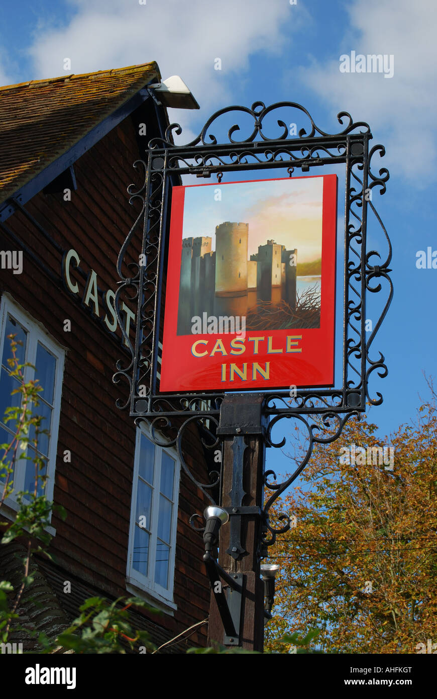 Cartello del pub, The Castle Inn, Main Road, Bodiam, East Sussex, Inghilterra, Regno Unito Foto Stock