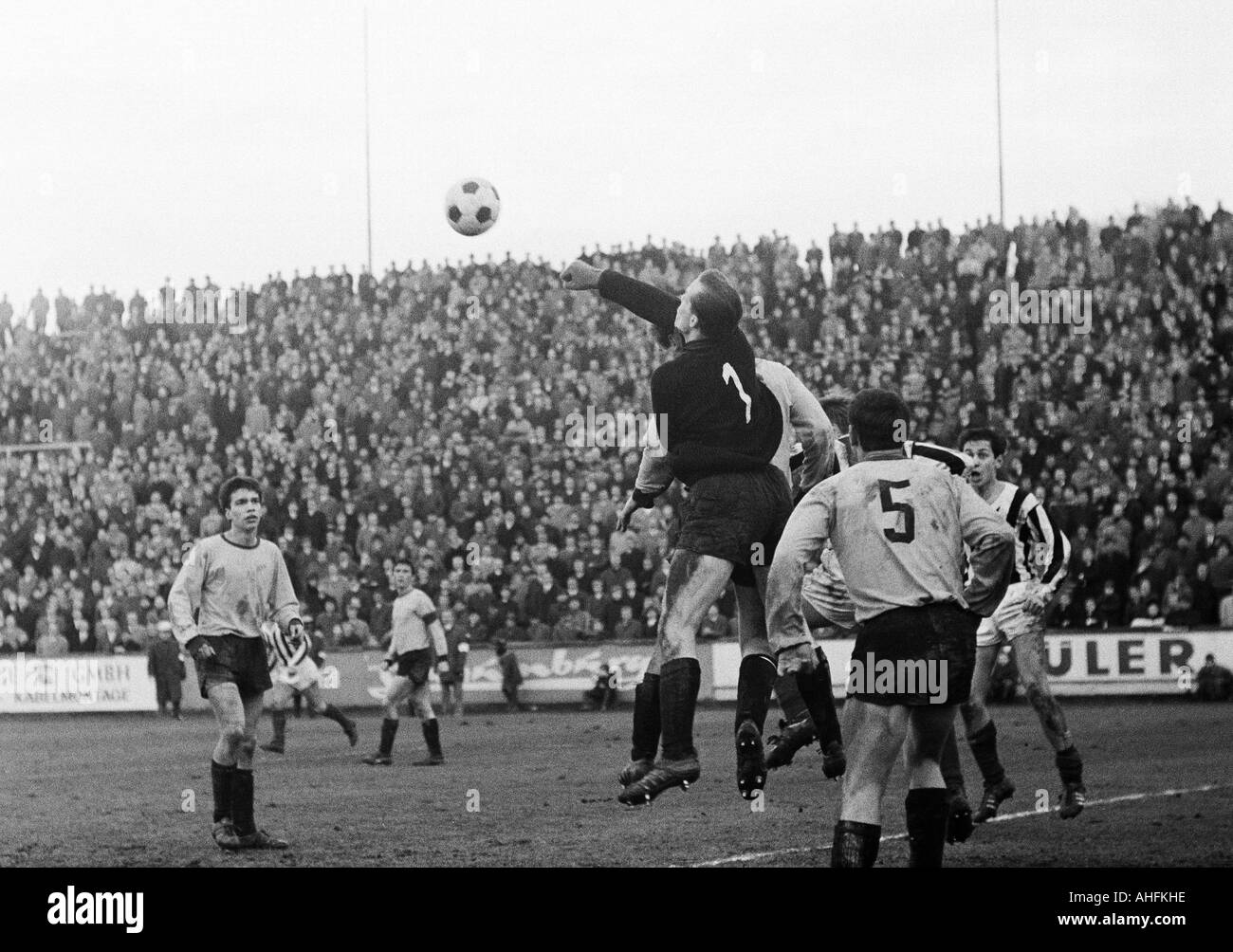 Calcio, Regionalliga Ovest, 1966/1967, ETB Schwarz-Weiss Essen versus Sportfreunde Hamborn 07 2:0, Stadio am Uhlenkrug a Essen, scena del match, f.l.t.r. Stefan Peelen (07), Erich Schiller (07, dietro), il custode Werner Scholz (07), Werner Kapusziok (0 Foto Stock
