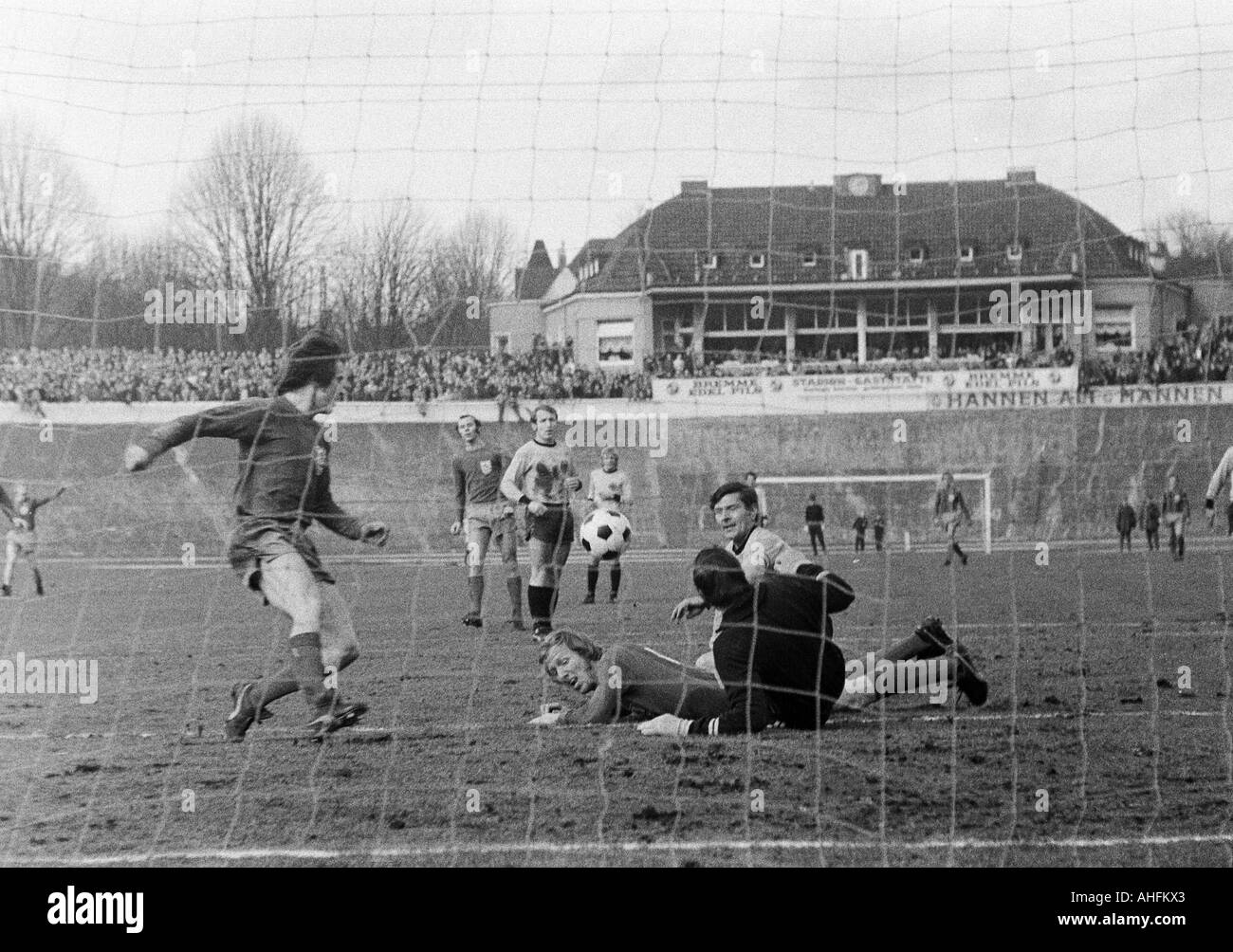Calcio, Regionalliga Ovest, 1971/1972, Stadio am Zoo a Wuppertal, Wuppertaler SV versus Alemannia Aix-La-Chapelle 5:0, scena del match, f.l.t.r. Gustav Jung (WSV), Herbert Stoeckl (WSV), Christoph Walter (Aachen), Bernhard Hermes (WSV) arenarsi, mantenere Foto Stock