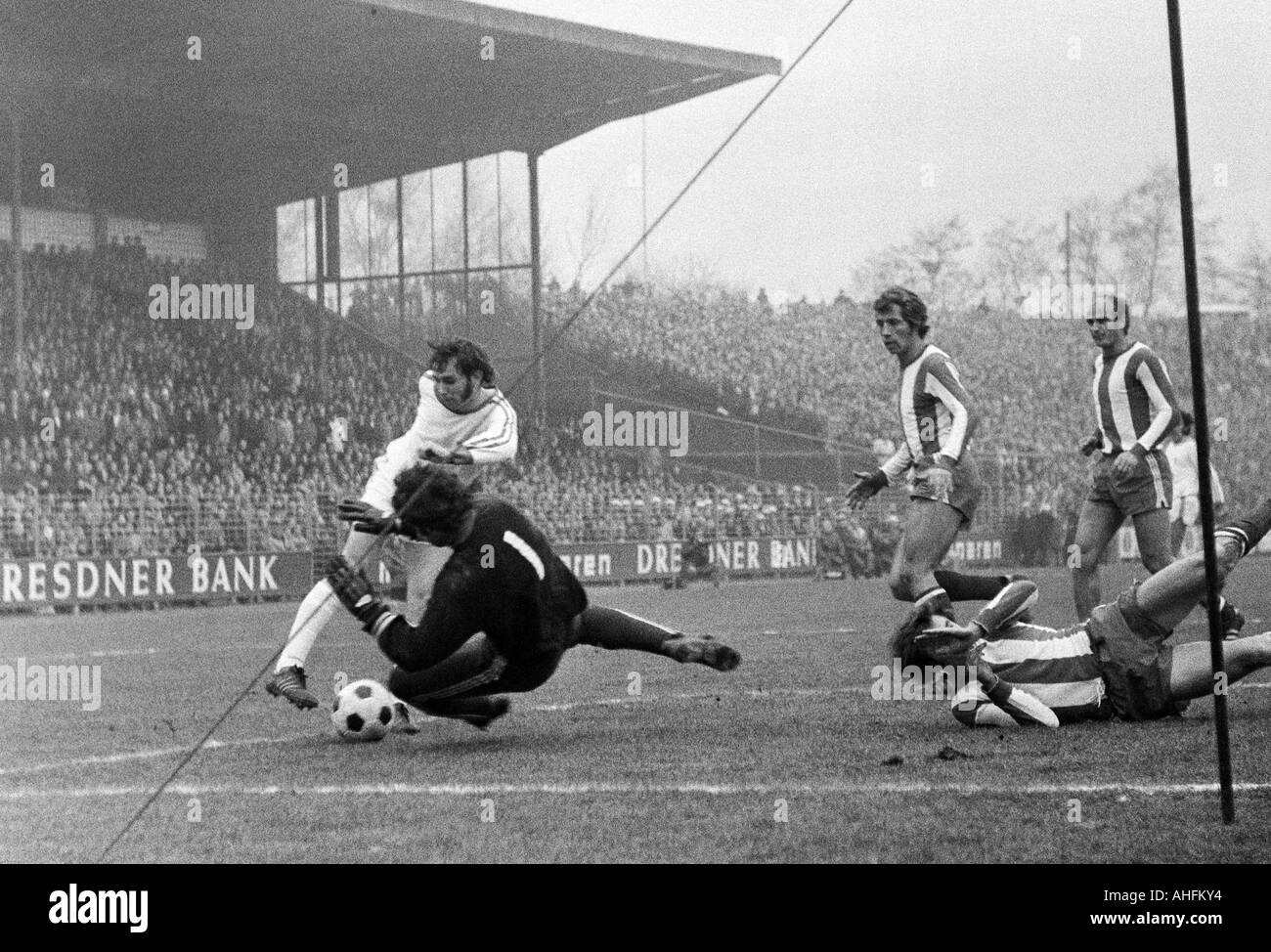 Calcio, Bundesliga, 1971/1972, VfL Bochum contro 1. FC Kaiserslautern 4:2, STADIO A Castroper Strasse a Bochum, scena del match, f.l.t.r. keeper Josef Melting (FCK), Werner Balte (Bochum), Dietmar Schwager (FCK), un lettore di Kaiserslautern arenarsi Foto Stock