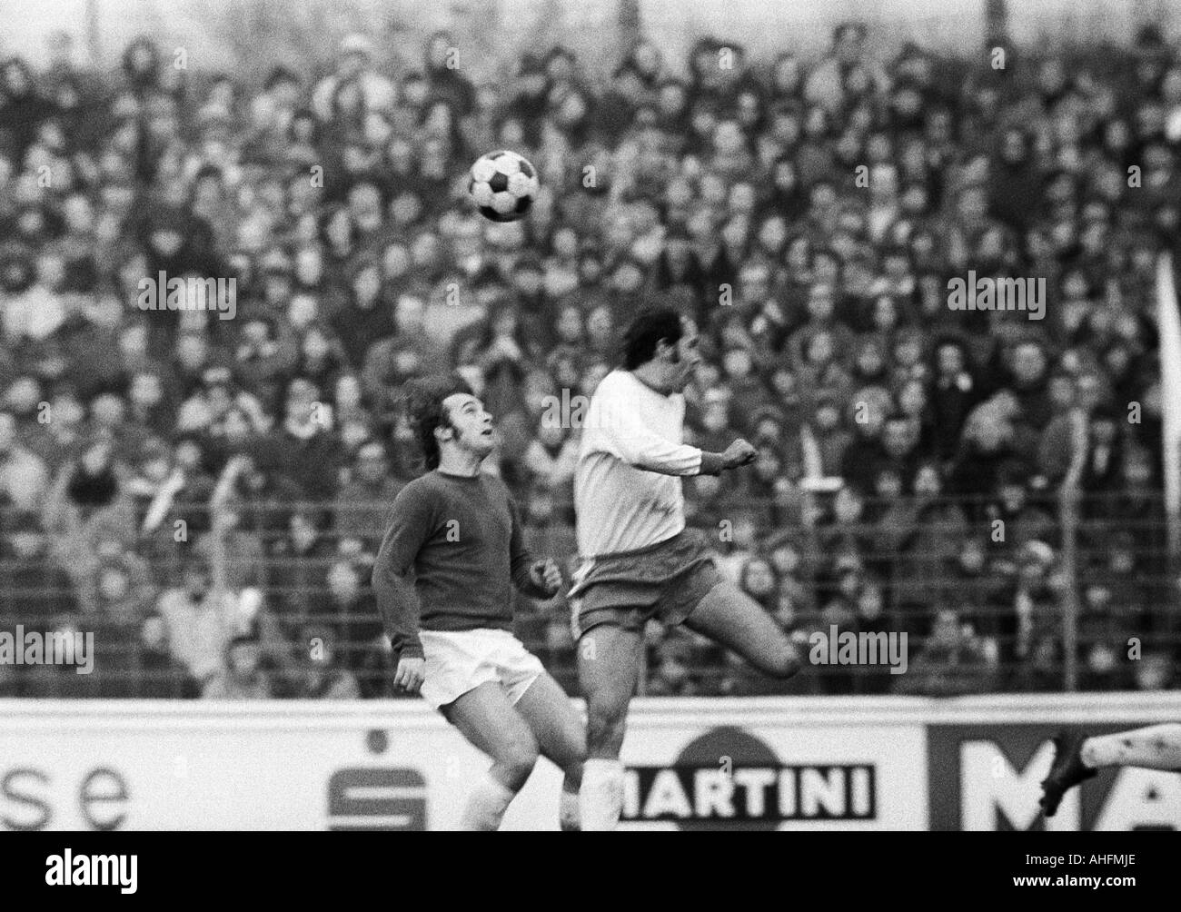 Calcio, Bundesliga, 1971/1972, Rot-Weiss Oberhausen contro Hamburger SV 1:0, Niederrhein Stadium di Oberhausen, scena del match, antenna duello tra Klaus Winkler (HSV) sinistro e Hermann Josef Wilbertz (RWO) Foto Stock
