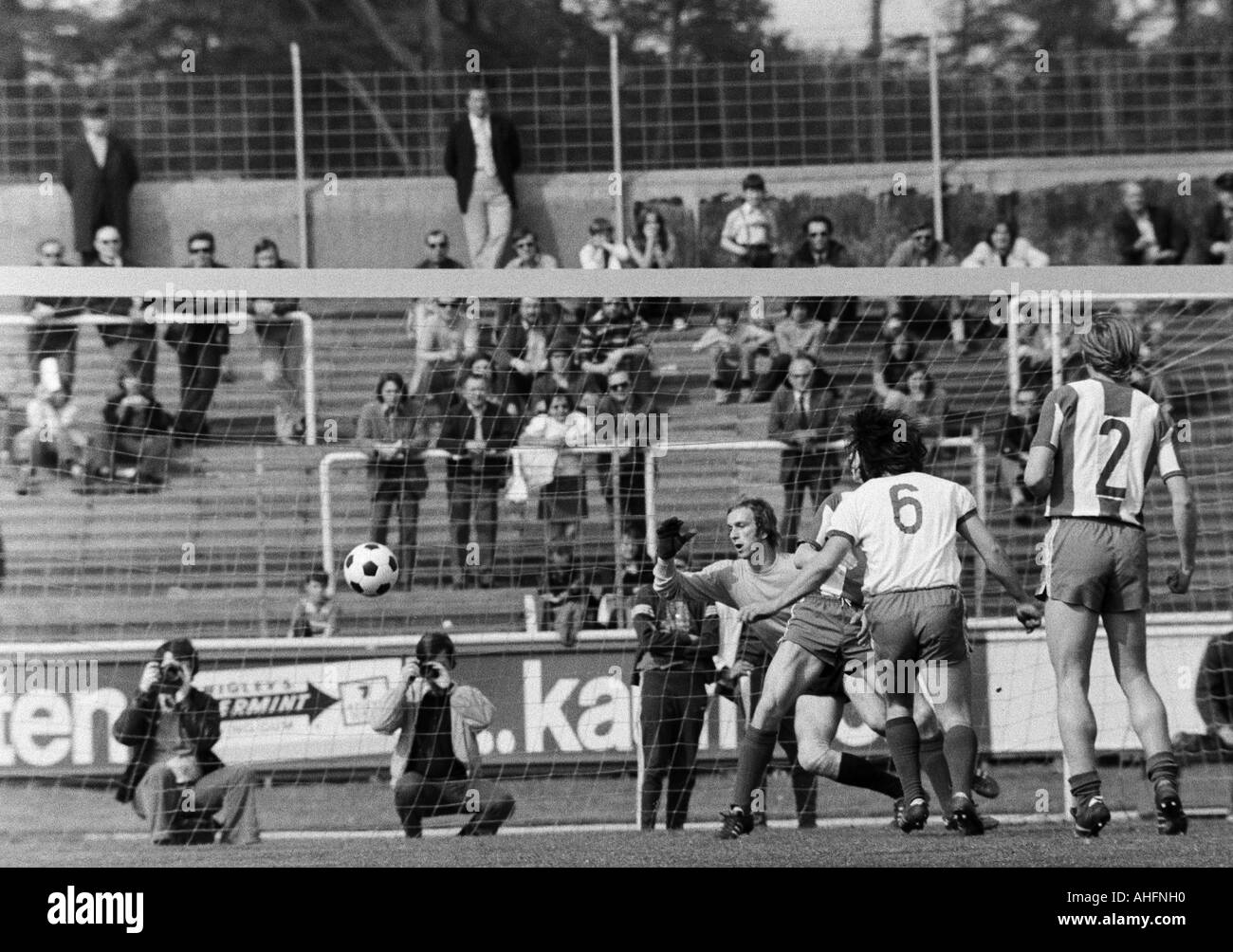 Calcio, Bundesliga, 1971/1972, Rot-Weiss Oberhausen versus Hertha BSC Berlin 5:2, Niederrhein Stadium di Oberhausen, scena del match, 2:1 goal a Oberhausen, f.l.t.r. keeper Thomas Zander (Berlino), marcatore Fred Hoff (RWO, 6), Michael Sziedat (Ber Foto Stock