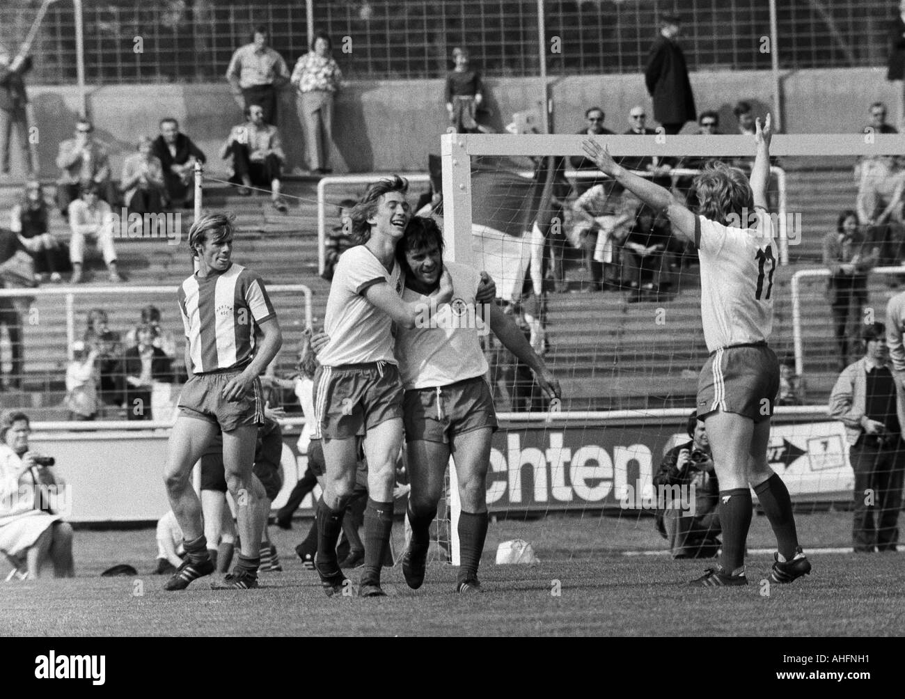 Calcio, Bundesliga, 1971/1972, Niederrhein Stadium di Oberhausen, Rot-Weiss Oberhausen versus Hertha BSC Berlin 5:2, i giocatori di calcio esultanza al 2:1 goal a Oberhausen, f.l.t.r. Michael Sziedat (Berlino), Ditmar Jakobs (RWO), marcatore Fred Hoff Foto Stock