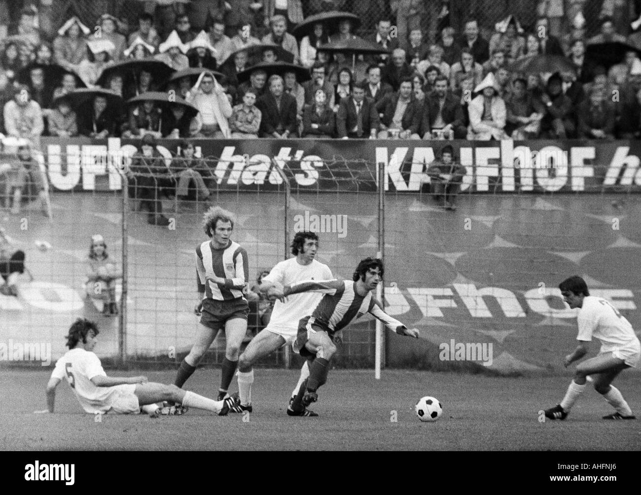 Calcio, Bundesliga, 1971/1972, Stadio Radrennbahn vicino al Muengersdorfer Stadium di Colonia, 1. FC Colonia rispetto a FC Bayern Monaco 1:4, scena del match, f.l.t.r. Harald Konopka (Koeln), Ulrich Hoeness (FCB), Bernhard Cullmann (Koeln), Gerd Mueller Foto Stock