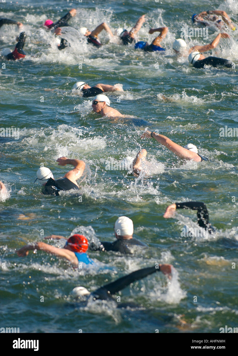 Nuotatori lotta per la posizione a nuotare nella gamba del 2006 Pelican Fest gara di triathlon in Widsor, Colorado, Stati Uniti Foto Stock