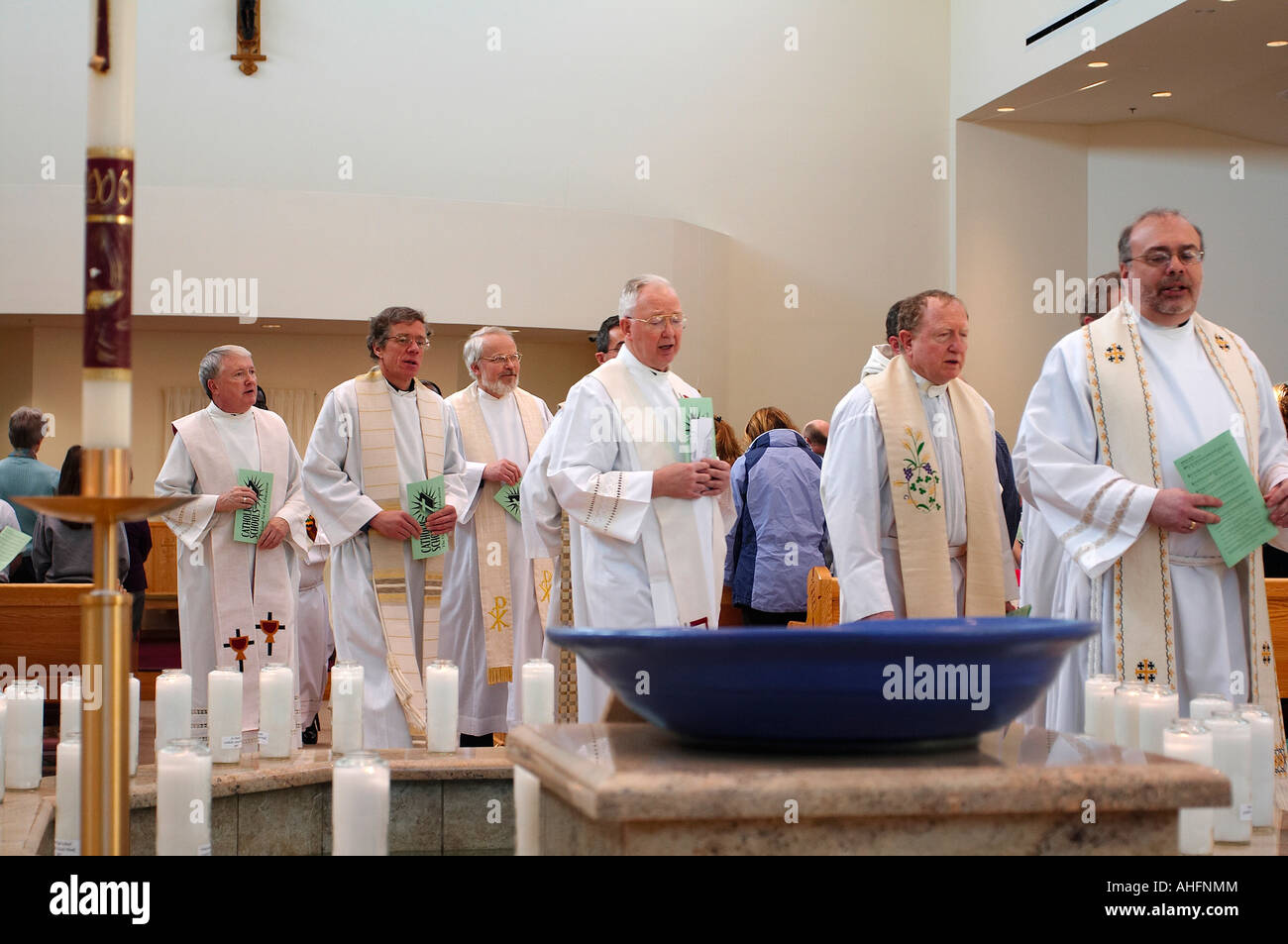 Elaborazione di sacerdoti al di fuori di un Messa cattolica Foto Stock