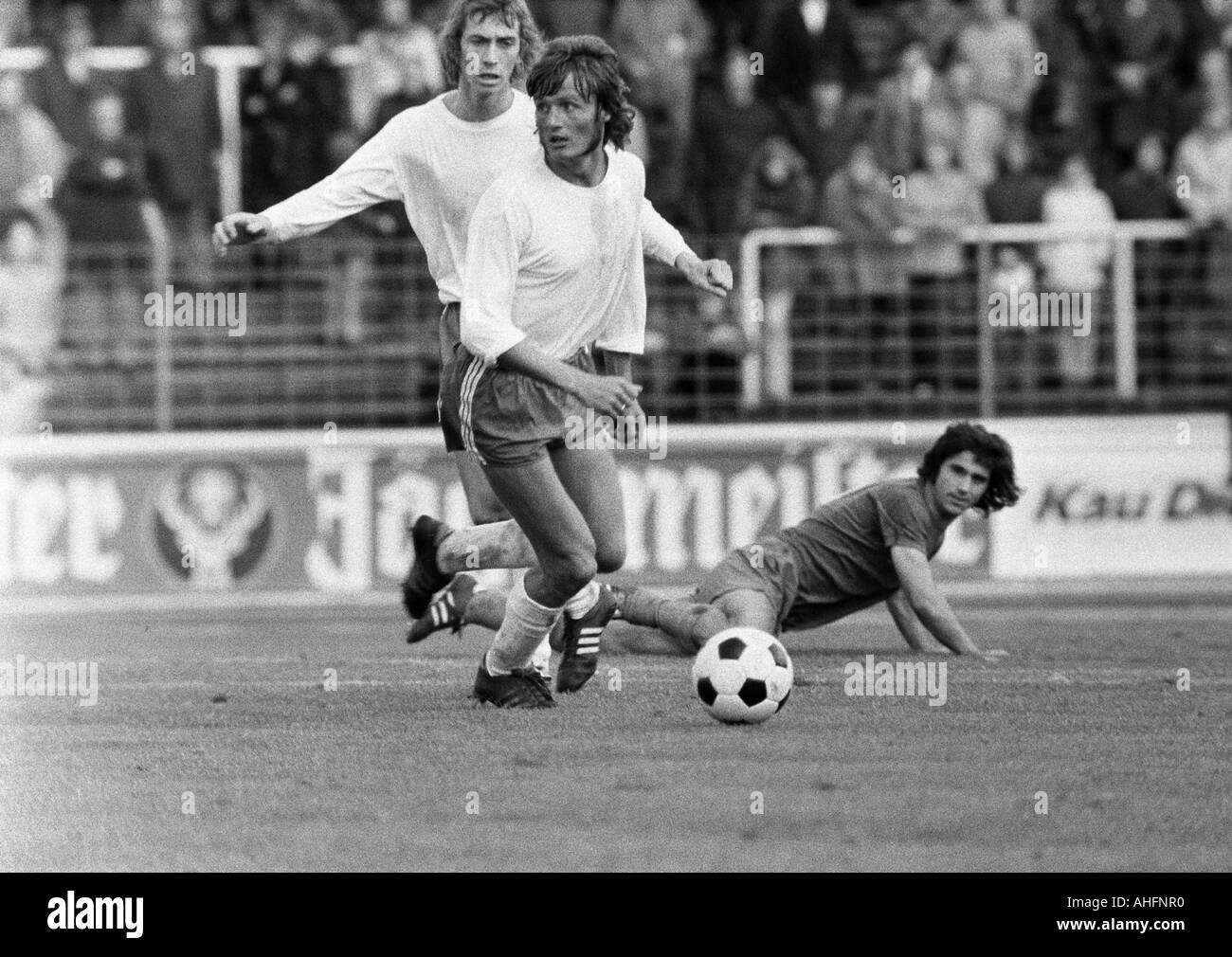 Calcio, Bundesliga, 1972/1973, Niederrhein Stadium di Oberhausen, Rot-Weiss Oberhausen rispetto a FC Bayern Monaco 0:5, scena del match, f.l.t.r. Ditmar Jakobs (RWO), Gerd Woermer (RWO), Gerd Mueller (FCB) Foto Stock