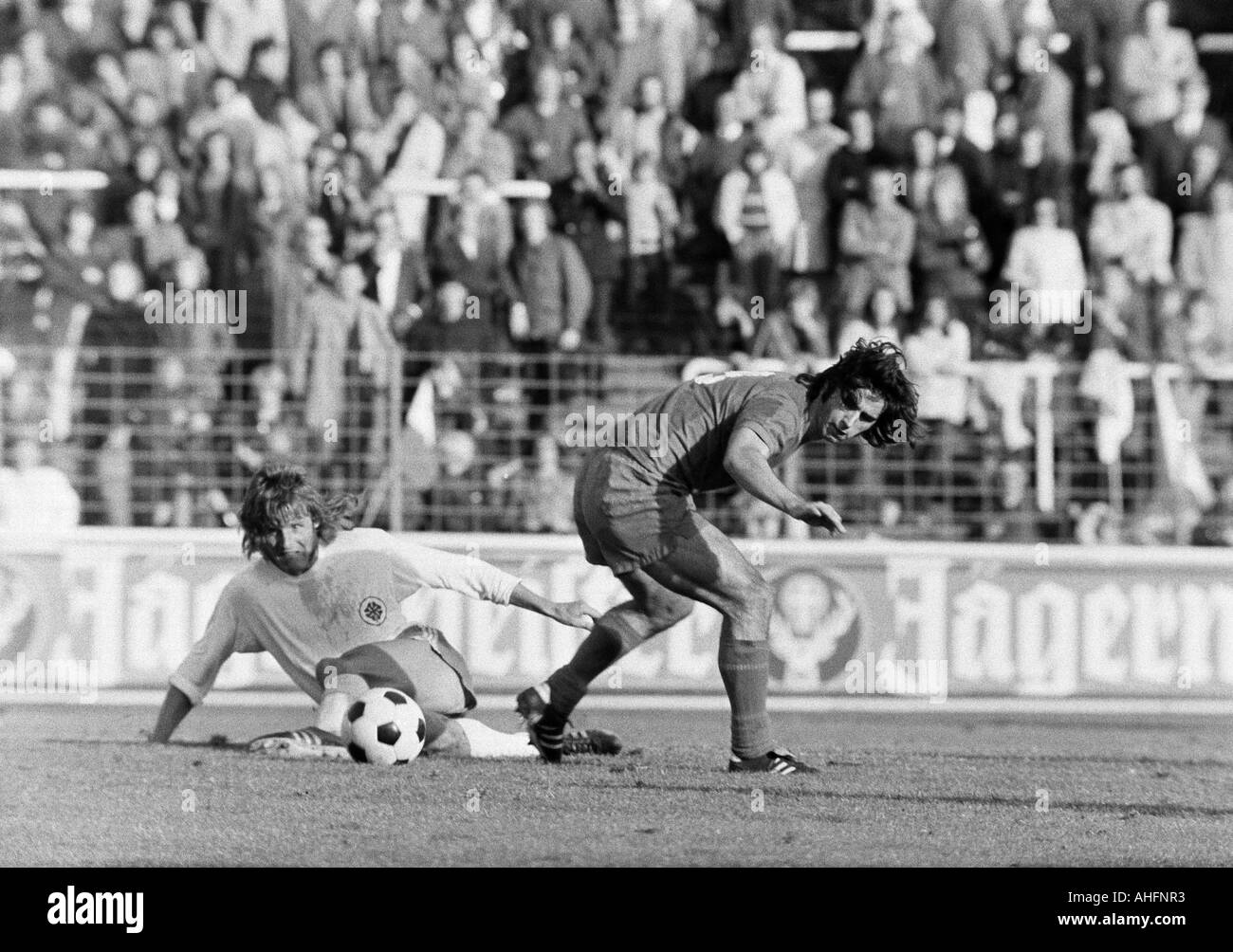 Calcio, Bundesliga, 1972/1973, Niederrhein Stadium di Oberhausen, Rot-Weiss Oberhausen rispetto a FC Bayern Monaco 0:5, scena del match, duello tra Gerd Woermer (RWO) sinistro e Gerd Mueller (FCB) Foto Stock