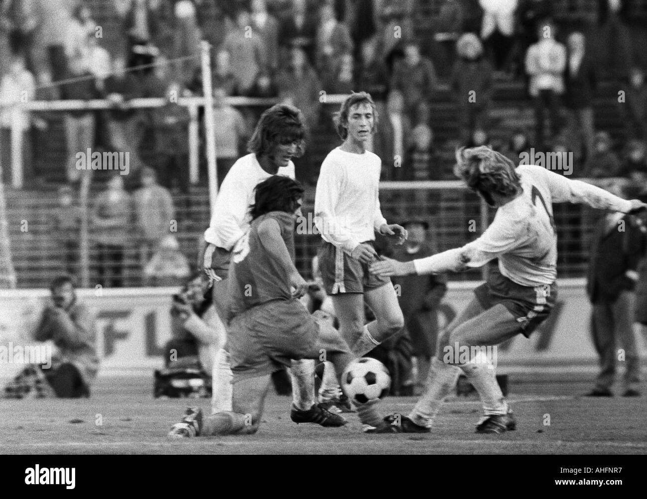 Calcio, Bundesliga, 1972/1973, Niederrhein Stadium di Oberhausen, Rot-Weiss Oberhausen rispetto a FC Bayern Monaco 0:5, scena del match, f.l.t.r. Gerd Woermer (RWO), Gerd Mueller (FCB), Ditmar Jakobs (RWO), Willi Mumme (RWO) Foto Stock