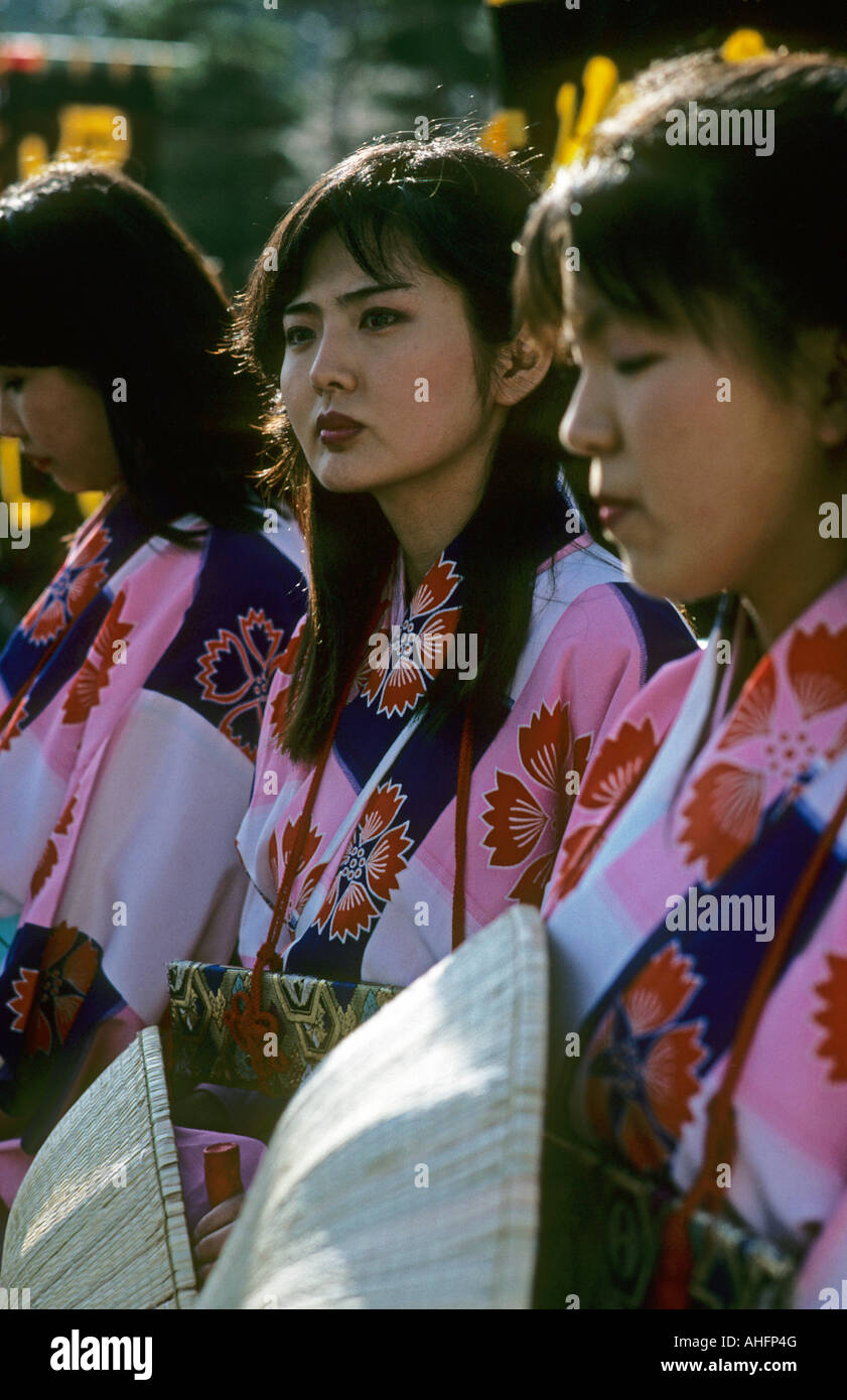 Le donne giapponesi nei tradizionali accappatoi di cotone chiamato yukata a Shingen-ko Festival nella città di Kofu, Yamanashi, Giappone Foto Stock