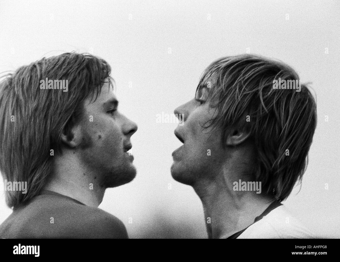 Calcio, Bundesliga, 1972/1973, Niederrhein Stadium di Oberhausen, Rot-Weiss Oberhausen versus Eintracht Frankfurt 1:0, dispute tra i due giocatori di calcio, la disputa tra Juergen Kalb (Francoforte) sinistra e Hans Schumacher (RWO) Foto Stock