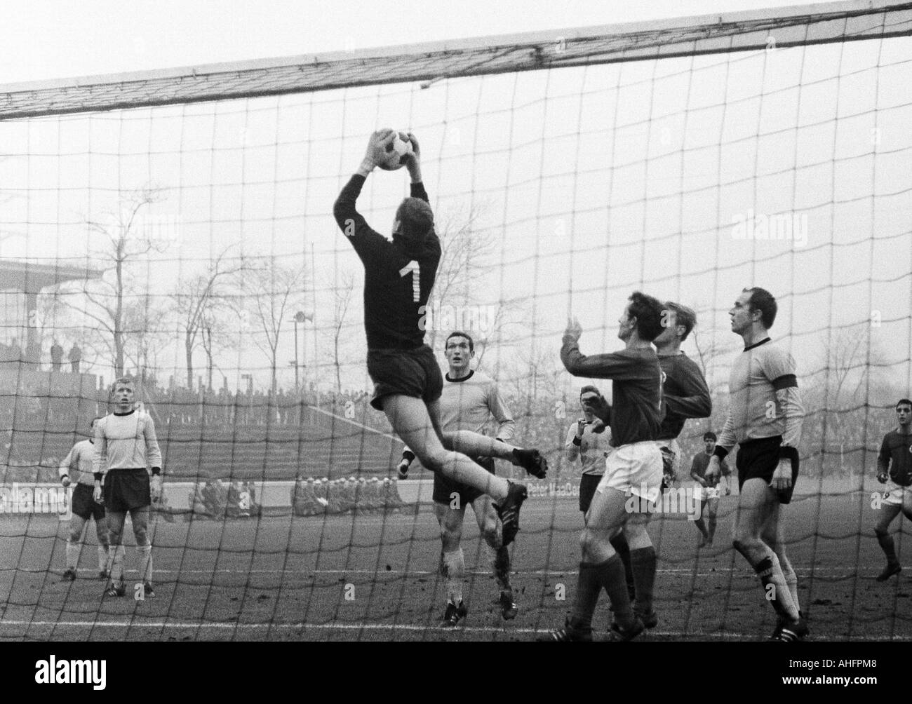 Calcio, partita amichevole, 1967, Niederrhein Stadium di Oberhausen, Rot-Weiss Oberhausen contro il Borussia Dortmund 4:2, scena del match, f.l.t.r. Dieter Kurrat (BVB e coperte), Siegfried detenute (BVB), il custode Werner Koeddermann (BVB), Gerd Peehs (BVB), Georg Foto Stock