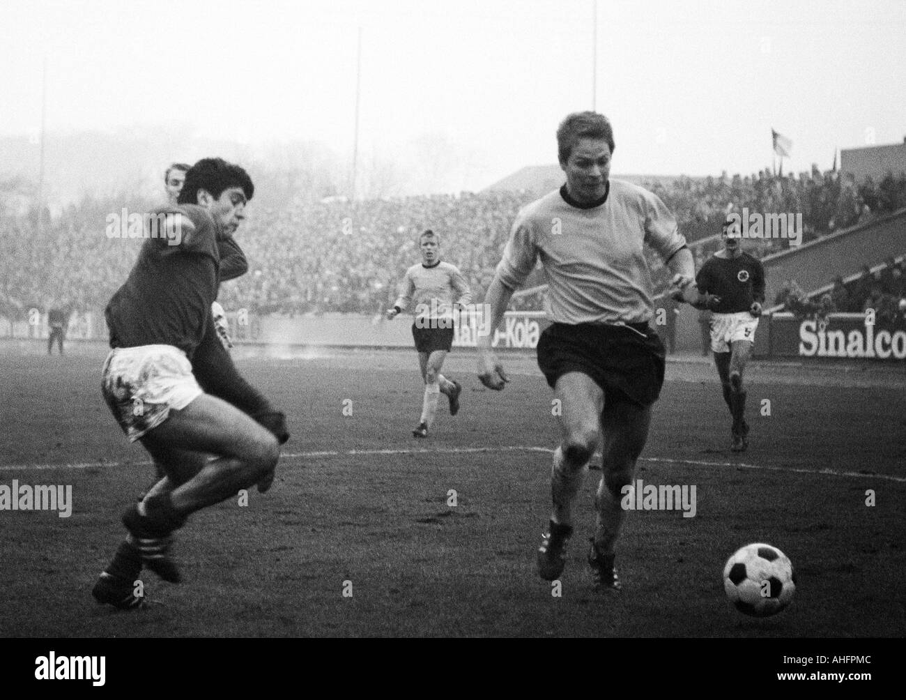 Calcio, partita amichevole, 1967, Niederrhein Stadium di Oberhausen, Rot-Weiss Oberhausen contro il Borussia Dortmund 4:2, scena del match, f.l.t.r. Reza Adelkhani (RWO), Siegfried detenute (BVB), Horst Trimhold (BVB), Dieter Hentschel (RWO) Foto Stock