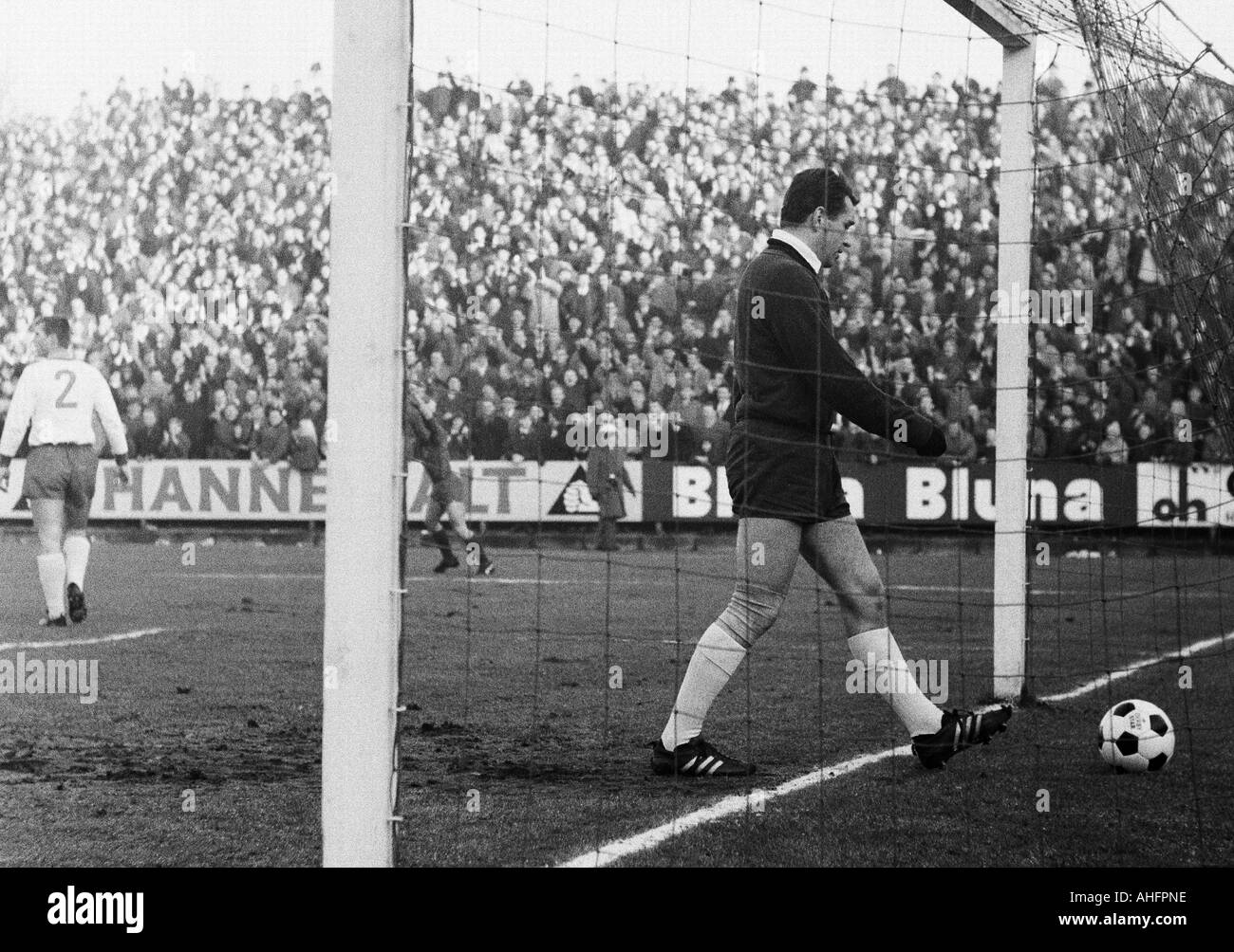 Calcio, Bundesliga, 1967/1968, Borussia Moenchengladbach contro il Werder Brema 3:1, Boekelberg Stadium, scena del match, 1:0 obiettivo di Gladbach da Herbert Laumen (non mostrato), il custode Guenter Bernhard (Brema) recupera la palla fuori della rete Foto Stock