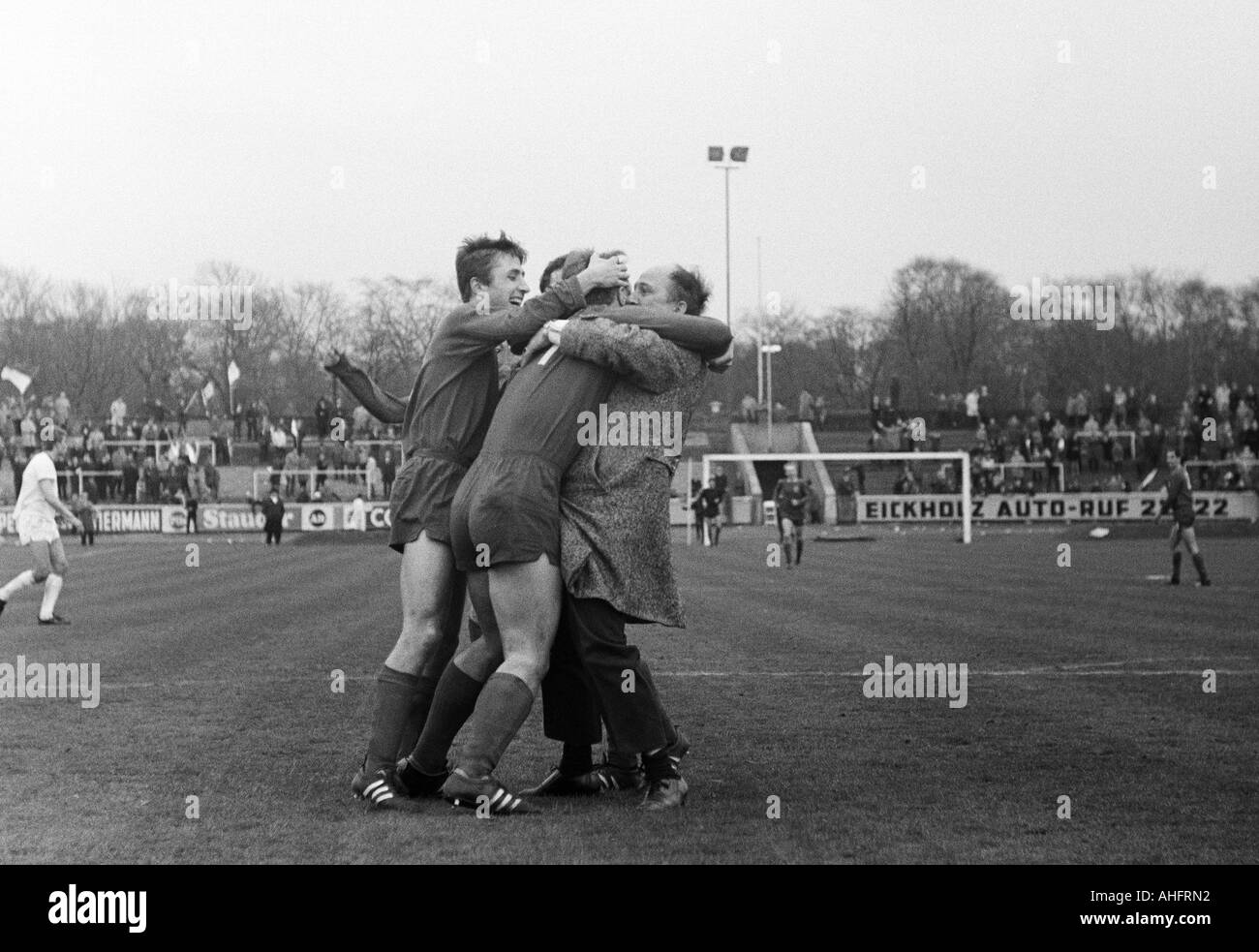 Calcio, Regionalliga Ovest, 1967/1968, Rot-Weiss Oberhausen versus TSV Marl-Huels 3:1, Niederrhein Stadium di Oberhausen, scena del match, gioia di Werner Ohm (RWO) sinistra e marcatore Lothar Kobluhn (RWO) insieme con un maggiordomo al 2:1 goal Foto Stock
