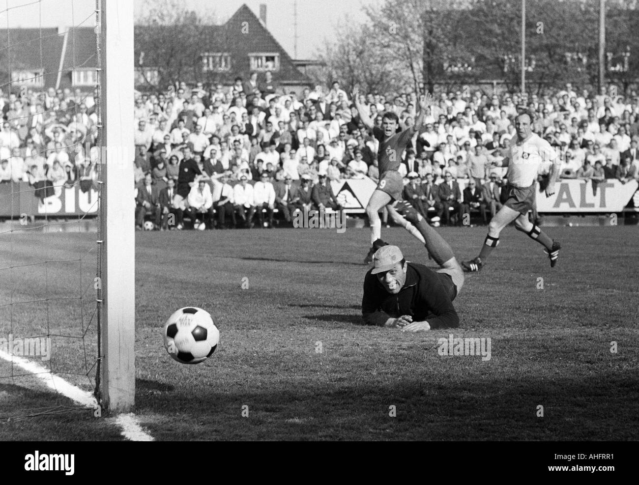 Calcio, Bundesliga, 1967/1968, Boekelberg Stadium, Borussia Moenchengladbach contro Hamburger SV 4:1, scena del match, Herbert Laumen (MG) gioia al suo 2:0 obiettivo di Gladbach, custode Arkoc Oezcan e Uwe Seeler (sia HSV) guarda dopo la sfera Foto Stock