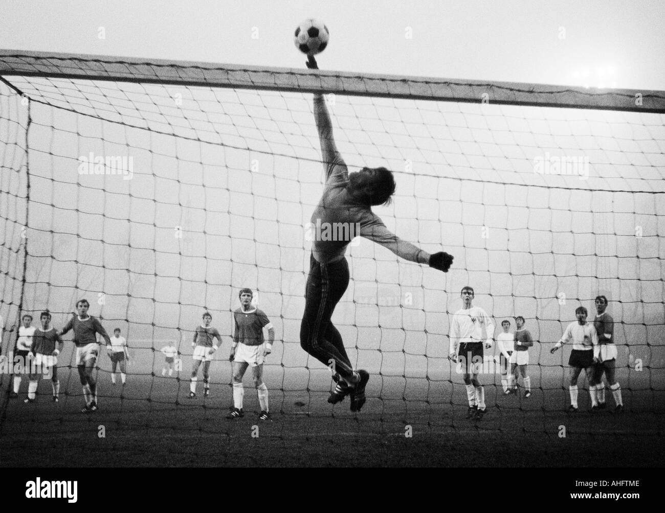 Calcio, Bundesliga, 1968/1969, FC Schalke 04 versus Eintracht Francoforte 2:0, Glueckaufkampfbahn Stadium di Gelsenkirchen, scena del match, f.l.t.r. Herbert Hoebusch, Hans Juergen Wittkamp, Heinz van Haaren, Hermann Erlhoff, custode Norbert Nigbur (tutti Foto Stock