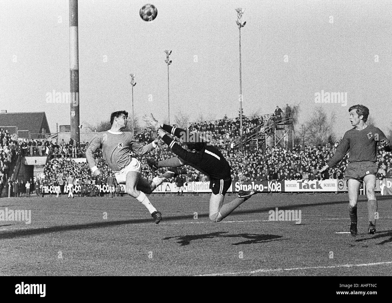 Calcio, Bundesliga, 1968/1969, Borussia Moenchengladbach versus Monaco 1860 3:0, Boekelberg Stadium, scena del match, f.l.t.r. Wilfried Kohlars (1860), il custode Volker Danner (MG), Winfried Schaefer (MG) Foto Stock