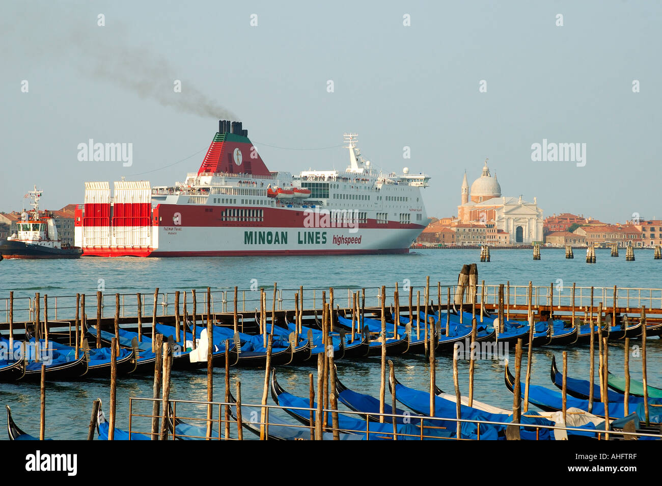 Una nave traghetto della Minoan Lines sta chiamando presso il porto di Venezia, Italia Foto Stock