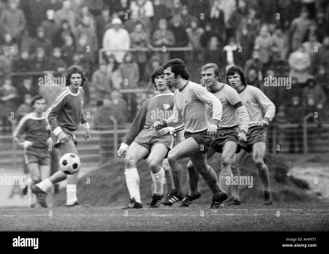 Calcio, Bundesliga, 1972/1973, VfL Bochum versus Eintracht Braunschweig 2:2, STADIO A Castroper Strasse a Bochum, scena del match, f.l.t.r. Werner Balte (Bochum), Harry Fechner (Bochum), Hans Walitza (Bochum), Dietmar Erler (BS), Pietro Kaack (BS) Foto Stock