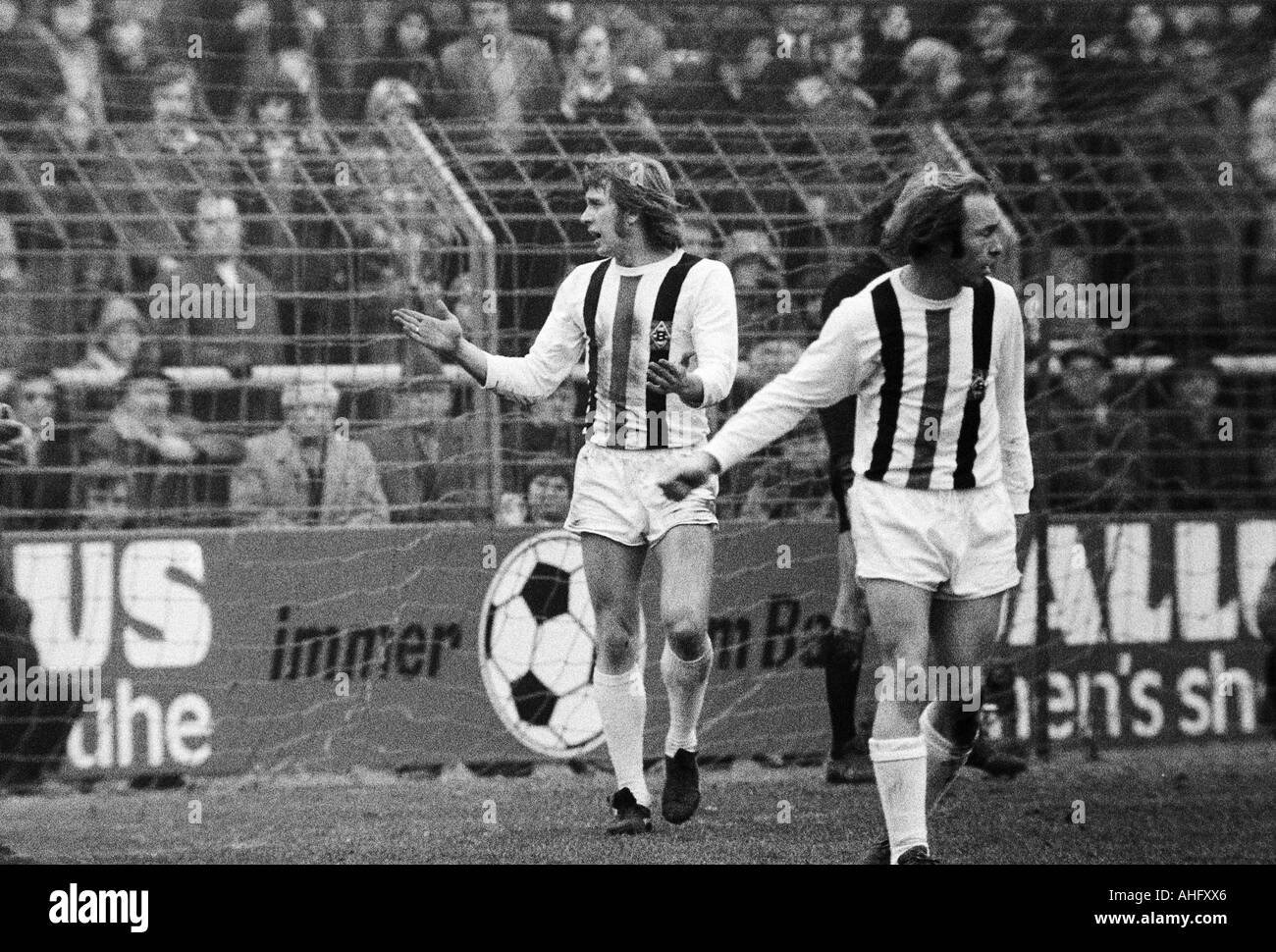 Calcio, Bundesliga, 1972/1973, Borussia Moenchengladbach contro FC Bayern Monaco 0:3, Boekelberg Stadium, scena del match, sinistra Henning Jensen (MG), destra Bernd Rupp (MG) Foto Stock