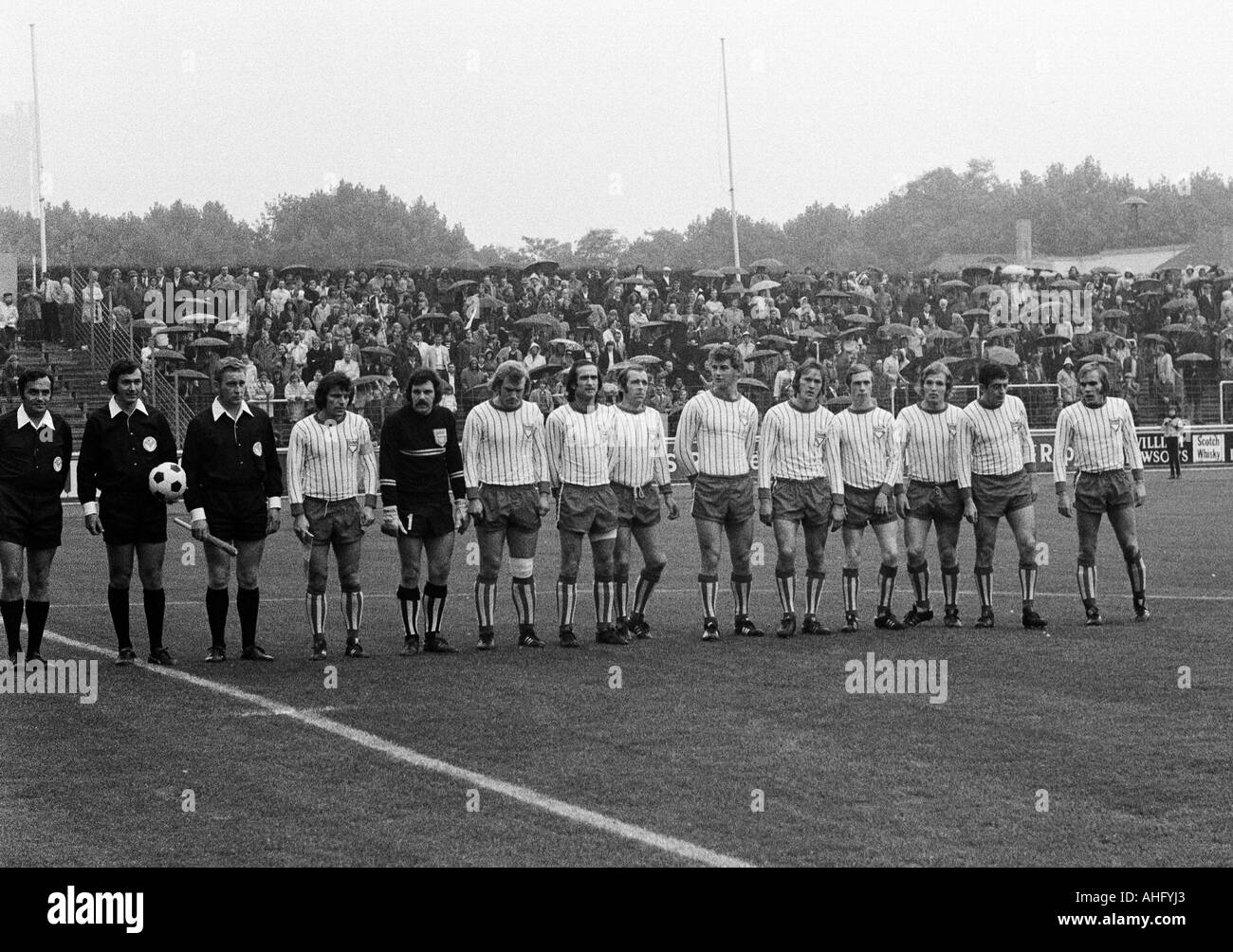 Calcio, Regionalliga Ovest, 1973/1974, Niederrhein Stadium di Oberhausen, Rot-Weiss Oberhausen versus Sportfreunde Siegen 3:1, team fotografia, colpo di Siegen team, arbitro f.l.t.r. Wippker dalla Schwelm (con sfera) e i suoi due assistenti, Dieter Miet Foto Stock