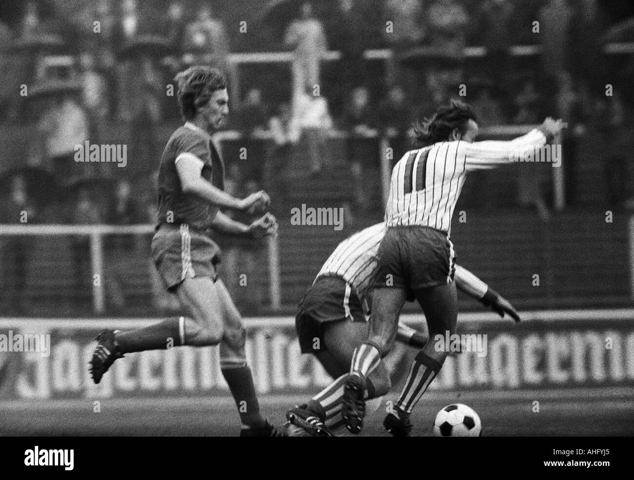 Calcio, Regionalliga Ovest, 1973/1974, Niederrhein Stadium di Oberhausen, Rot-Weiss Oberhausen versus Sportfreunde Siegen 3:1, scena del match, Ditmar Jakobs (RWO) a sinistra e a due giocatori di Siegen Foto Stock