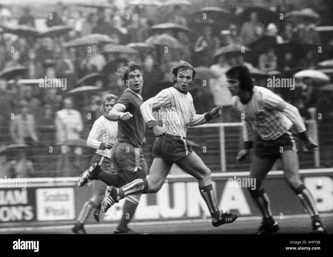 Calcio, Regionalliga Ovest, 1973/1974, Niederrhein Stadium di Oberhausen, Rot-Weiss Oberhausen versus Sportfreunde Siegen 3:1, scena del match, f.l.t.r. Reinhold Matthes (Siegen), Lothar Kobluhn (RWO), Gerhard Mueller (Siegen), Dieter Mietz (Siegen) Foto Stock