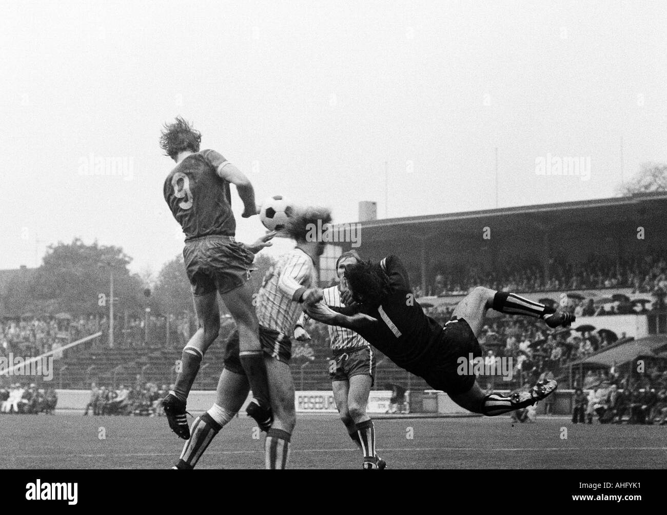 Calcio, Regionalliga Ovest, 1973/1974, Niederrhein Stadium di Oberhausen, Rot-Weiss Oberhausen versus Sportfreunde Siegen 3:1, scena del match, f.l.t.r. Ditmar Jakobs (RWO, 9), Reinhold Matthes (Siegen), Gerhard Mueller (Siegen), il custode Detlef Behrens Foto Stock