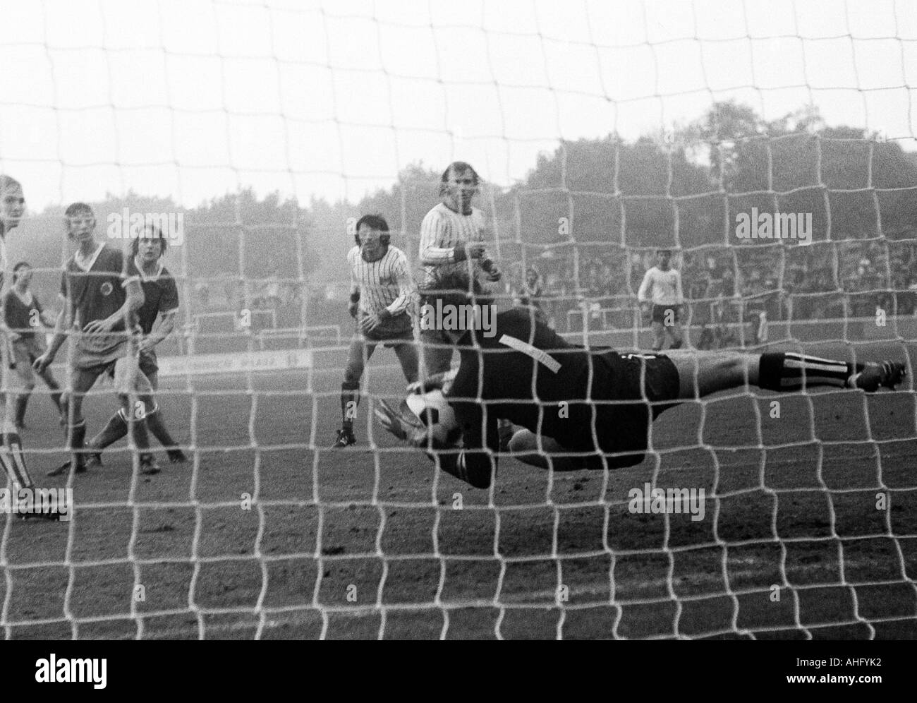 Calcio, Regionalliga Ovest, 1973/1974, Niederrhein Stadium di Oberhausen, Rot-Weiss Oberhausen versus Sportfreunde Siegen 3:1, scena del match, f.l.t.r. Gerhard Mueller (Siegen), Ditmar Jakobs (RWO), Lothar Kobluhn (RWO), Guenter Thielmann (Siegen), un Foto Stock