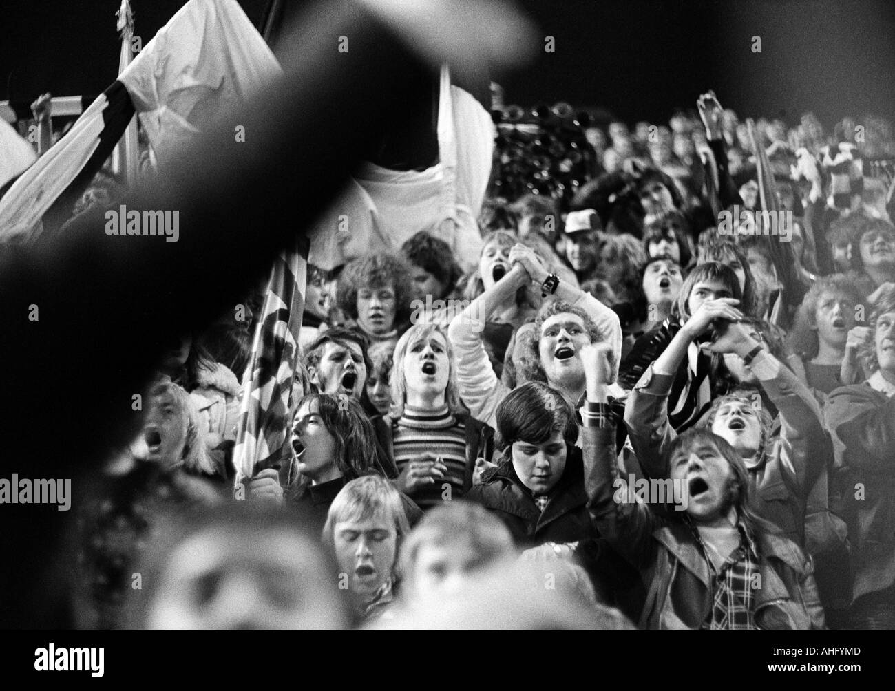 Calcio, European Cup Winners Cup, ottavo di finale, prima gamba, 1973/1974, Borussia Moenchengladbach rispetto a Glasgow Rangers 3:0, Boekelberg Stadium di Moenchengladbach, gioendo Gladbach i tifosi di calcio a 2:0 obiettivo di Gladbach da Jupp Heynckes (non pictur Foto Stock