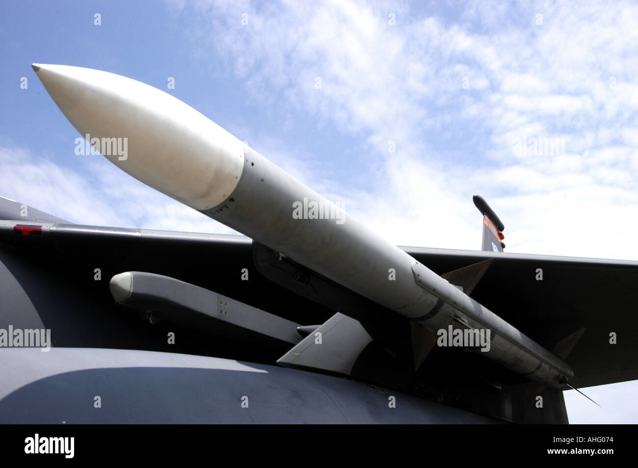 Bombardiere missile montato sotto l'ala Foto Stock