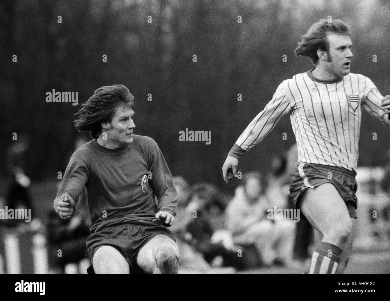 Calcio, Regionalliga Ovest, 1973/1974, Lohrheide Stadium di Bochum-Wattenscheid, SG Wattenscheid 09 versus Sportfreunde Siegen 4:2, scena del match, duello tra Ewald Hammes (09) sinistro e Reinhold Matthes (Siegen) Foto Stock