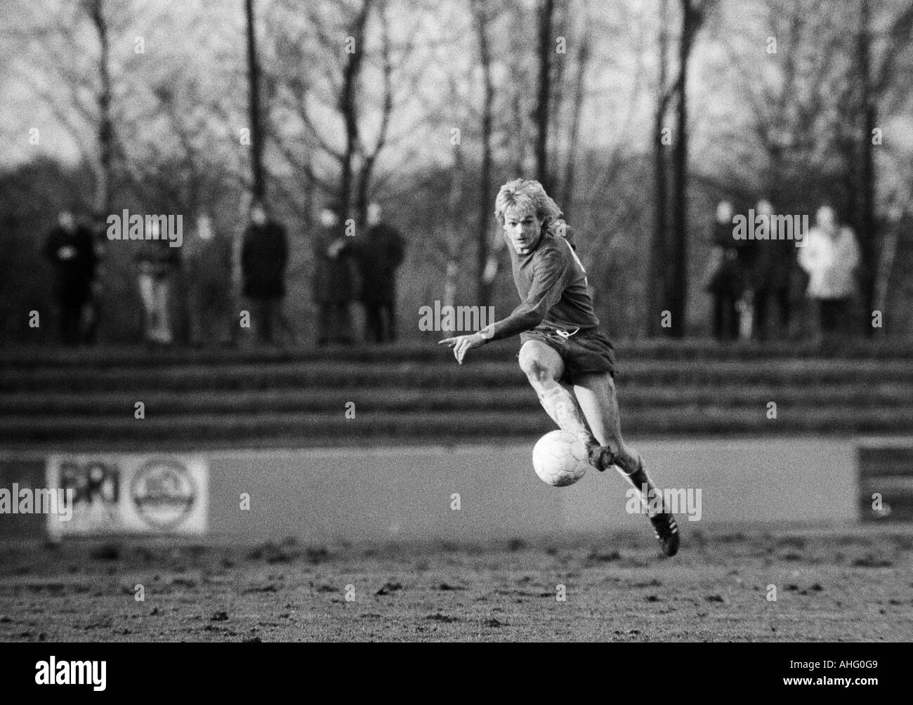 Calcio, Regionalliga Ovest, 1973/1974, Lohrheide Stadium di Bochum-Wattenscheid, SG Wattenscheid 09 versus Sportfreunde Siegen 4:2, scena del match, Hannes Bongartz (09) tiri in porta Foto Stock