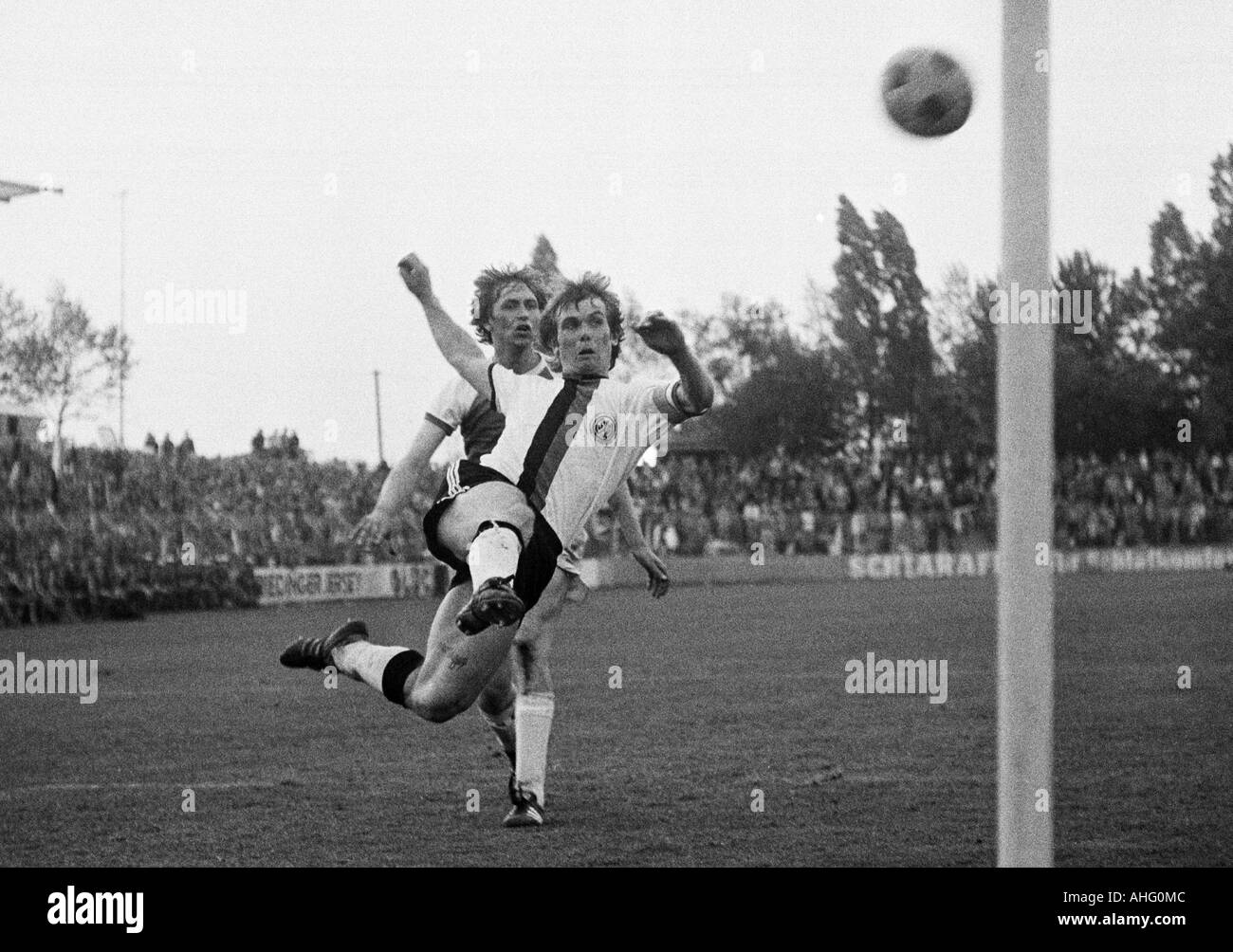 Calcio, Regionalliga 1973/1974, promozione match per la Bundesliga 1974/1975, SG Wattenscheid 09 versus Wacker 04 Berlin 1:1, Lohrheide Stadium di Bochum-Wattenscheid, scena del match, Helmut Horsch (Wattenscheid) tiri in porta, dietro Pietro Bien (WAC Foto Stock