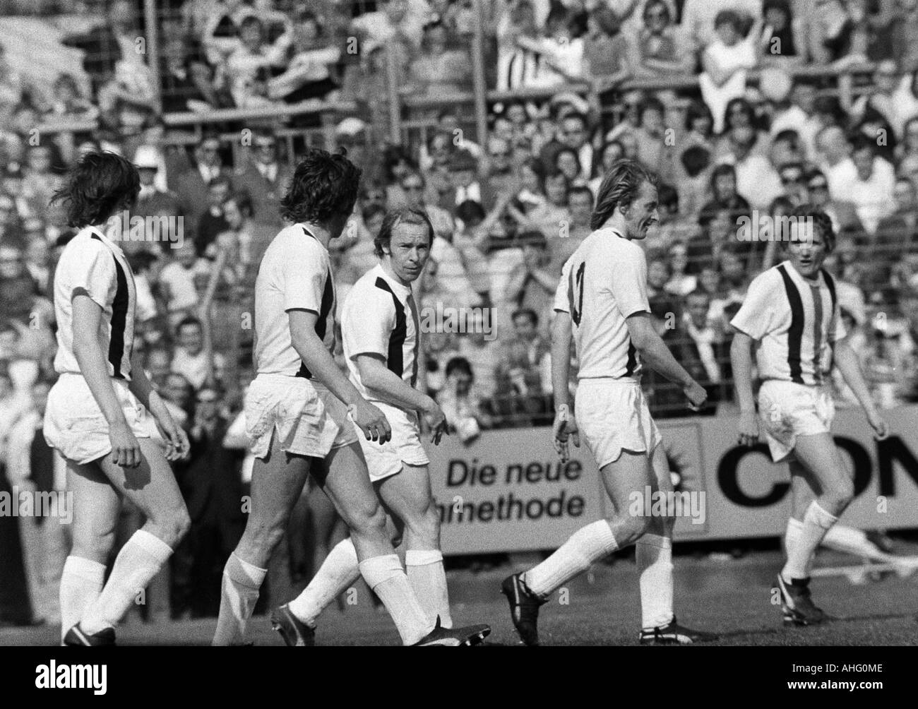 Calcio, Bundesliga, 1973/1974, Borussia Moenchengladbach contro FC Bayern Monaco 5:0, Boekelberg Stadium, scena del match, custodito gioia a Gladbach obiettivo, foto di Bernd Rupp (3.f.l.), Lorenz Guenther Koestner (2.f.r.), Allan Simonsen (destra) Foto Stock