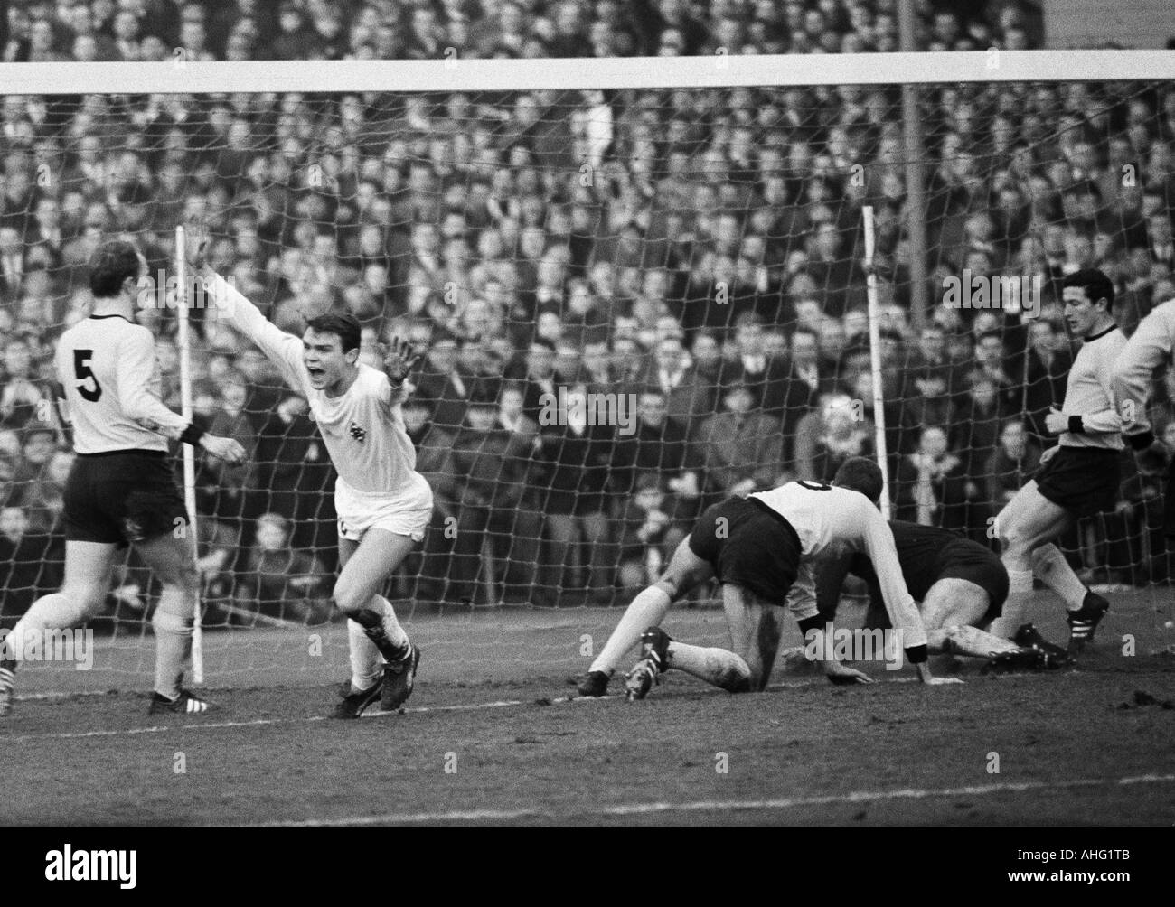 Calcio, Bundesliga, 1966/1967, Borussia Dortmund contro il Borussia Moenchengladbach 3:2, Stadio Rote Erde a Dortmund, scena del match, 0:1 goal da Guenter Netzer (Gladbach, non raffigurata), f.l.t.r. Wolfgang Paul (BVB), Herbert Laumen (Gladbach) rejoic Foto Stock